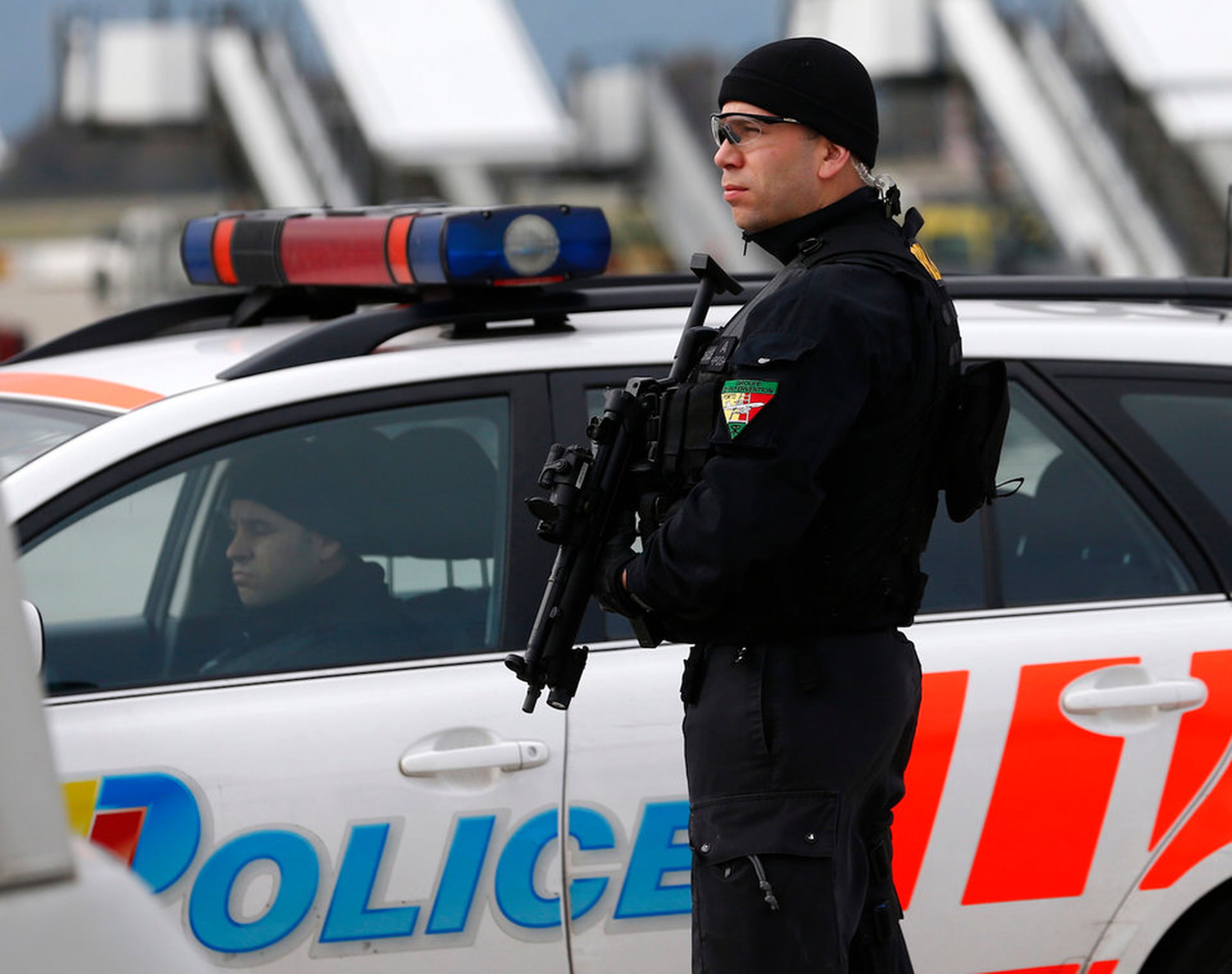 Policía en el aeropuerto de Ginebra