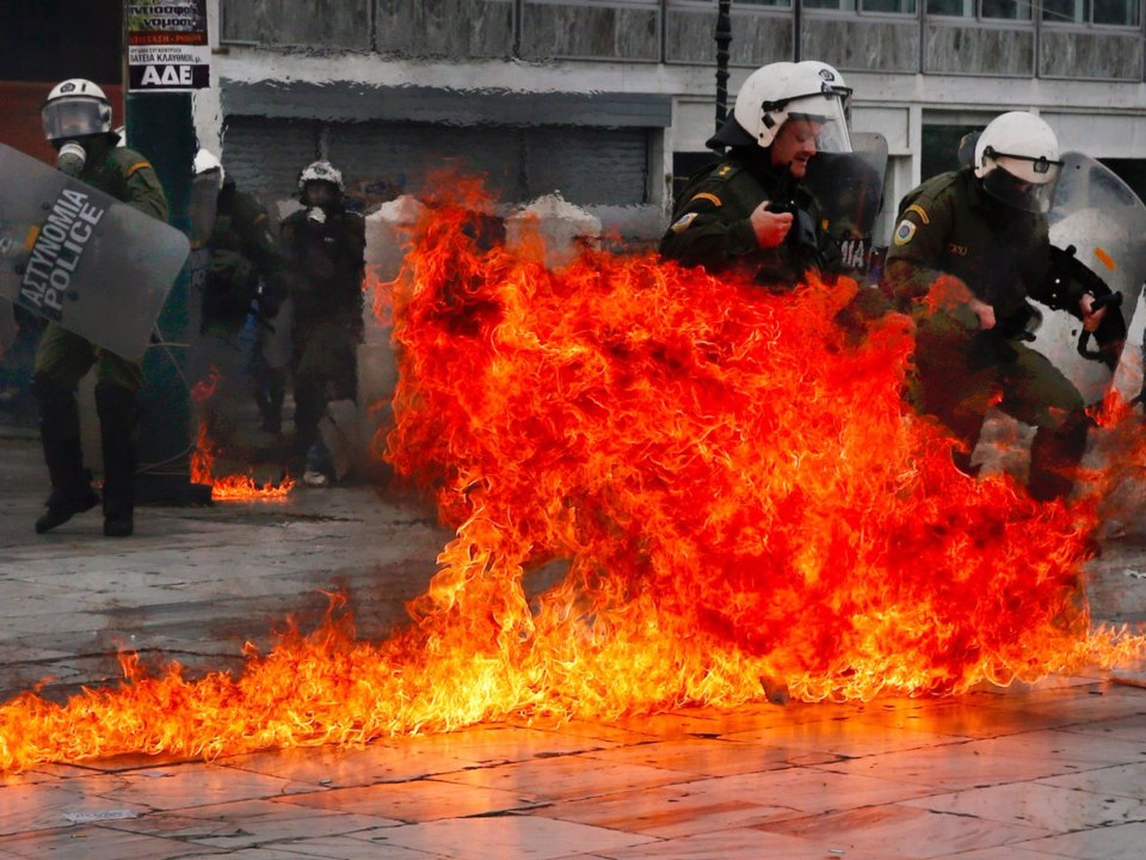 policia griega ante disturbios