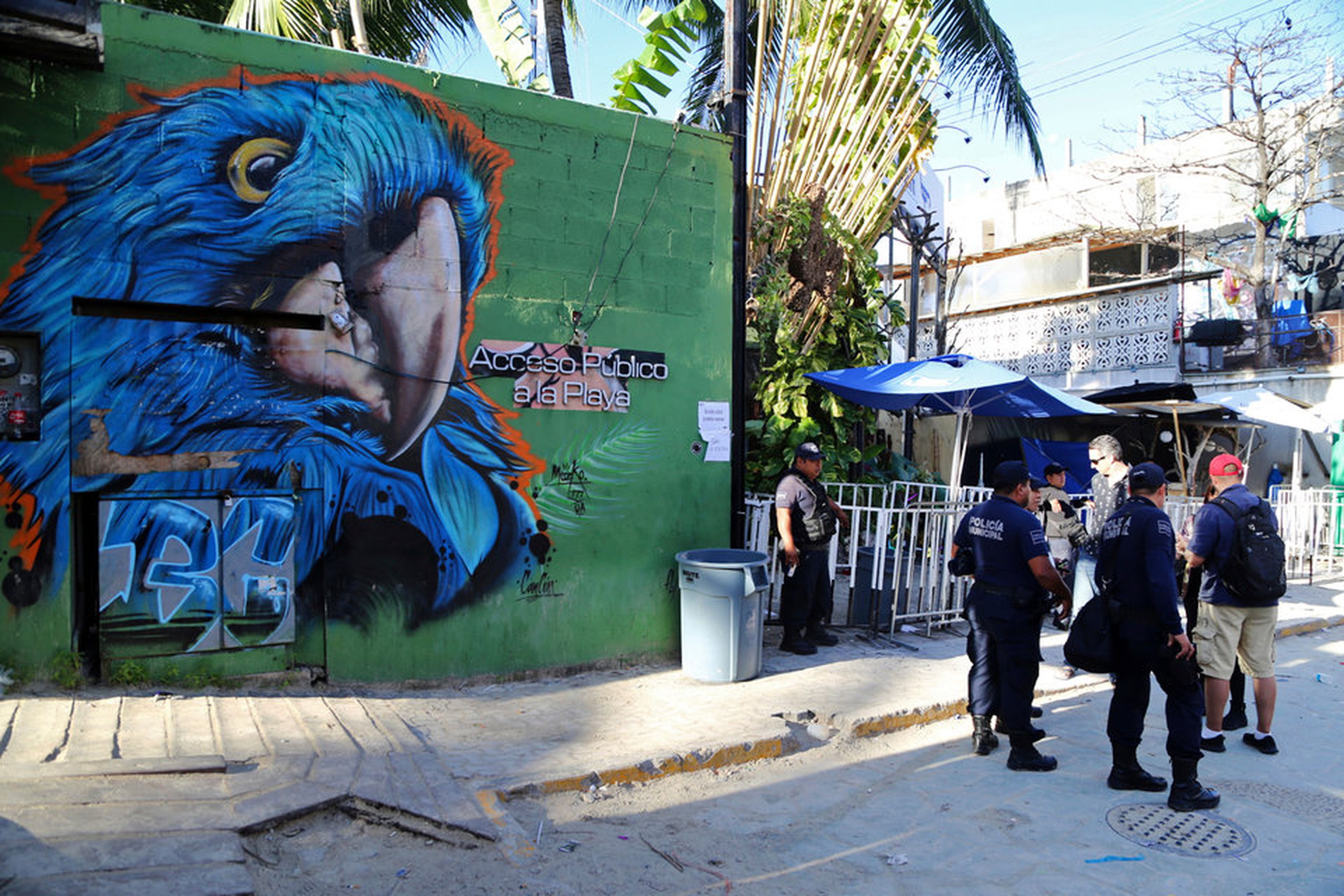 La Policía custodia la entrada al club Blue Parrot de Playa del Carmen, escena de un tiroteo mortal el 17 de enero de 2017.