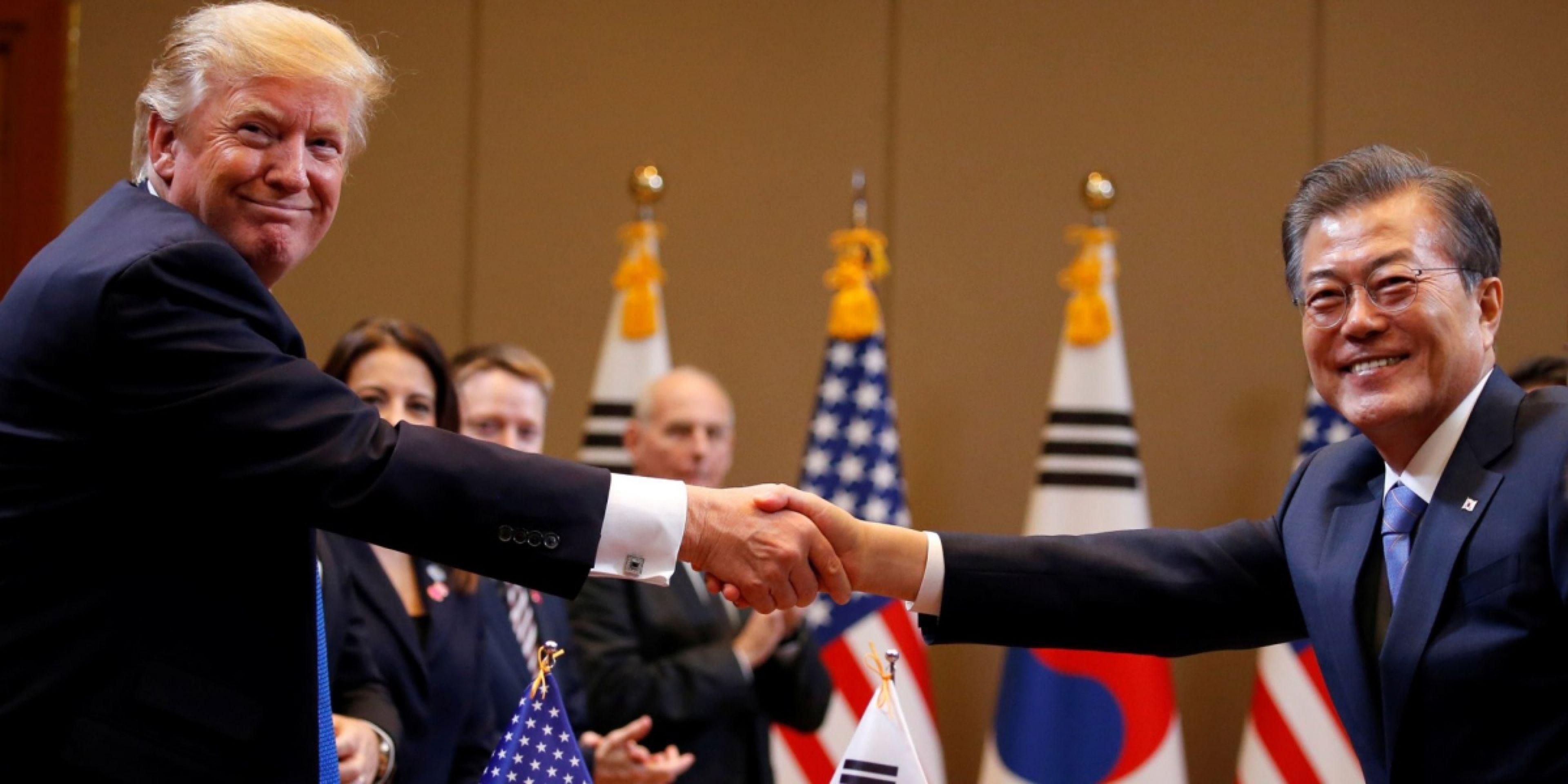 El Presidente Donald Trump y el Presidente surcoreano Moon Jae se dan la mano durante una reunión en la Casa Azul presidencial de Corea del Sur en Seúl, Corea del Sur, el 7 de noviembre de 2017.