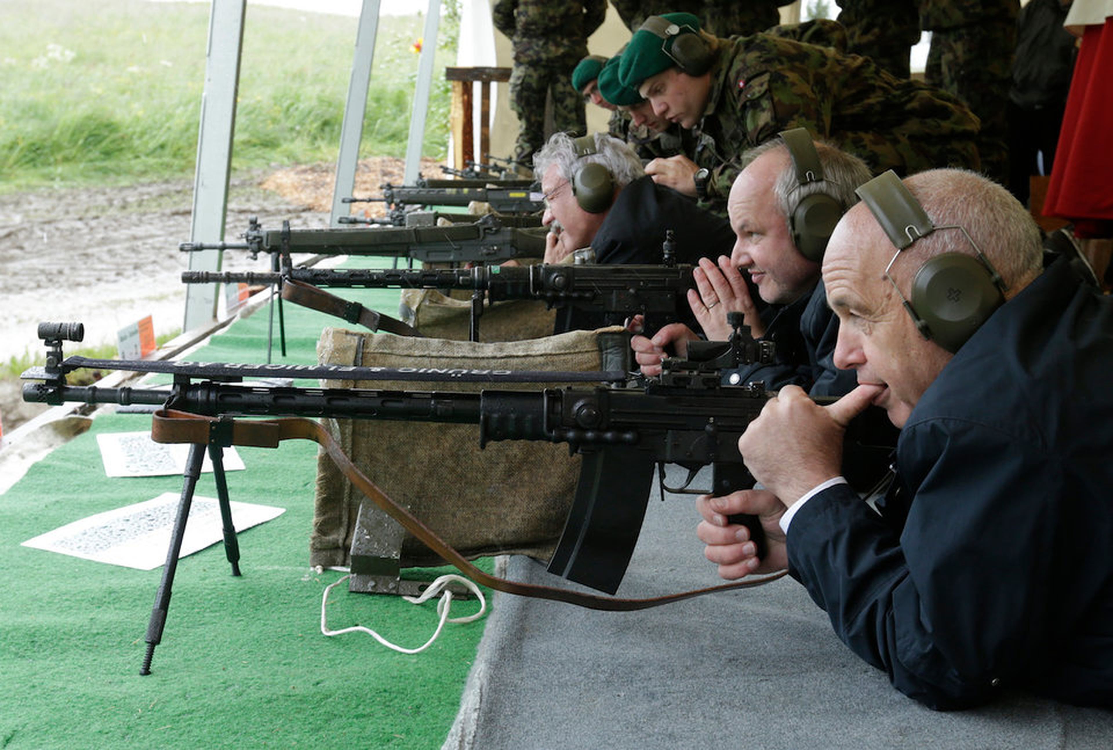 El presidente suizo Ueli Maurer hace una pausa durante un ejercicio de tiro -una tradición centenaria- con el Cuerpo Diplomático Extranjero en Suiza.