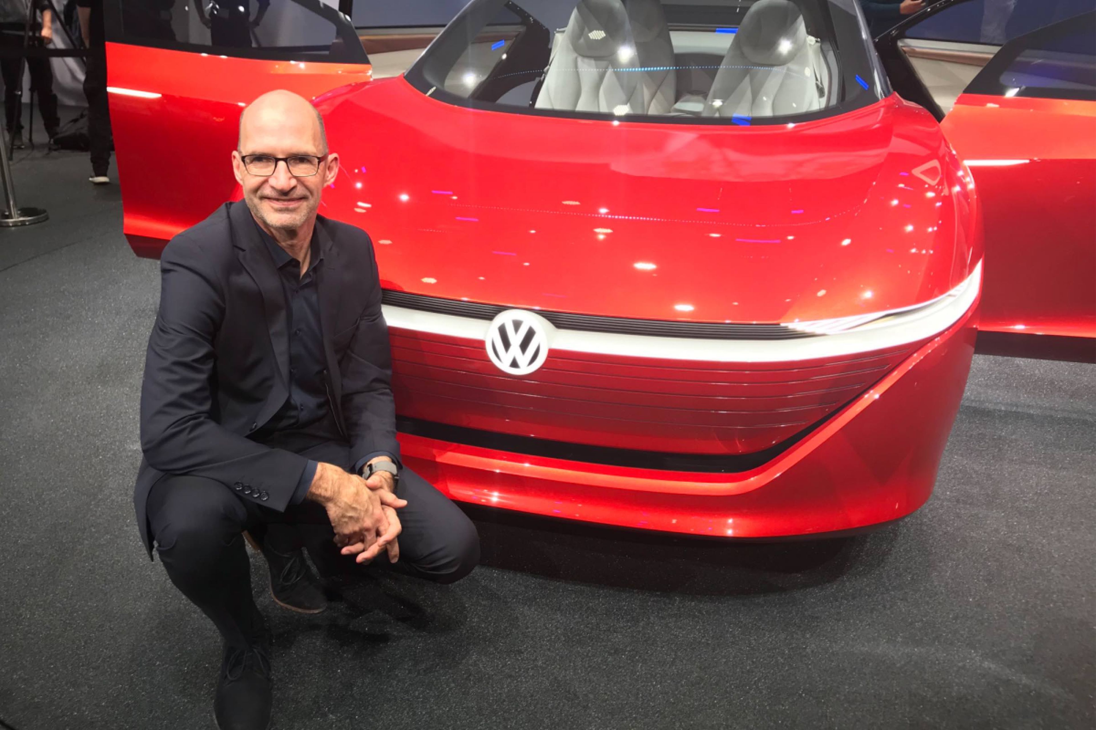 El jefe de Diseño de Volkswagen, Klaus Bischoff, con el I.D. Vizzion —100% autónomo, 100% eléctrico— que es la apuesta de su marca en el salón.