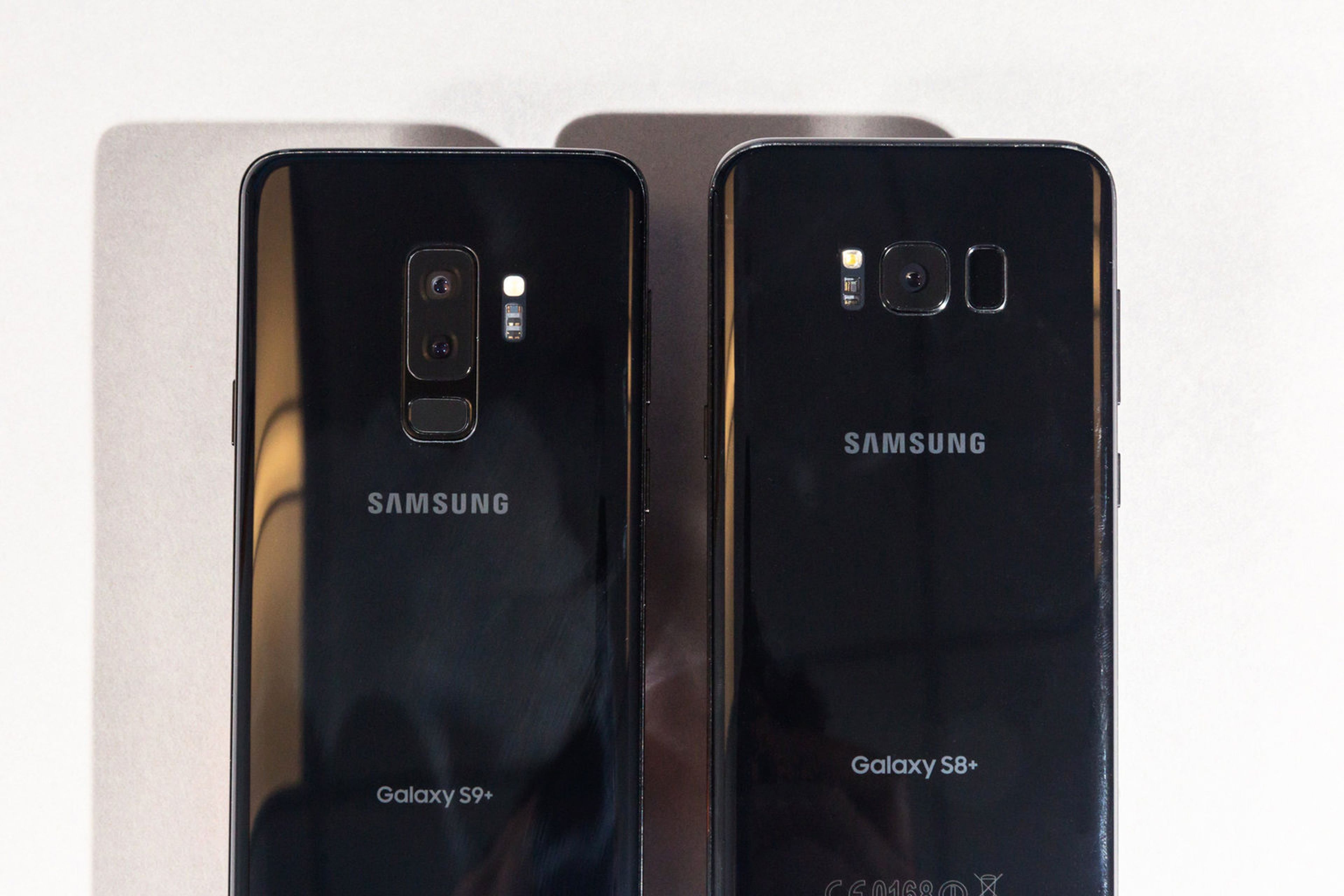 A la izquierda, el Galaxy S9+; a la derecha, el Galaxy S8.