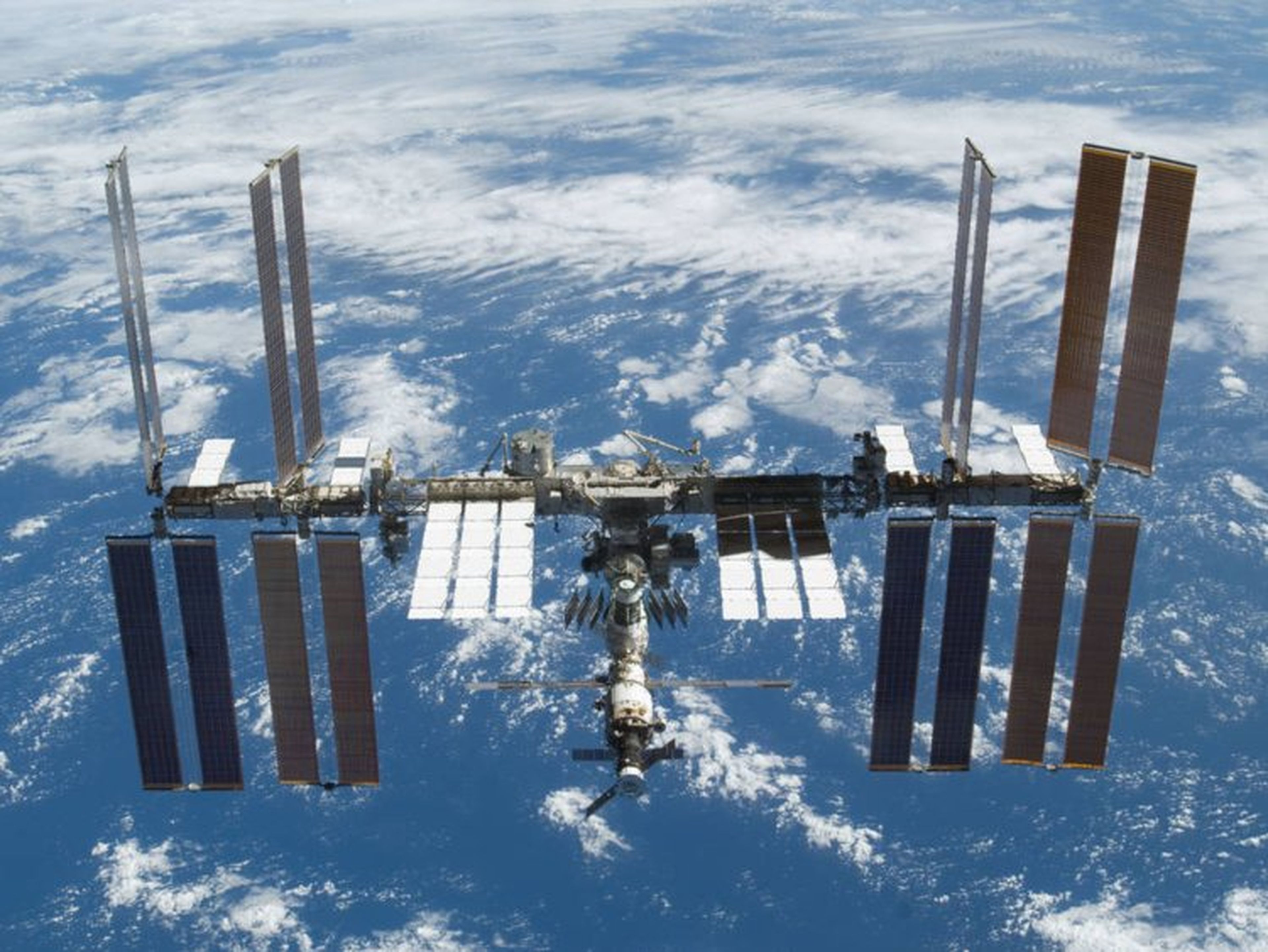 La Estación Espacial Internacional de 450 toneladas y del tamaño de un campo de fútbol