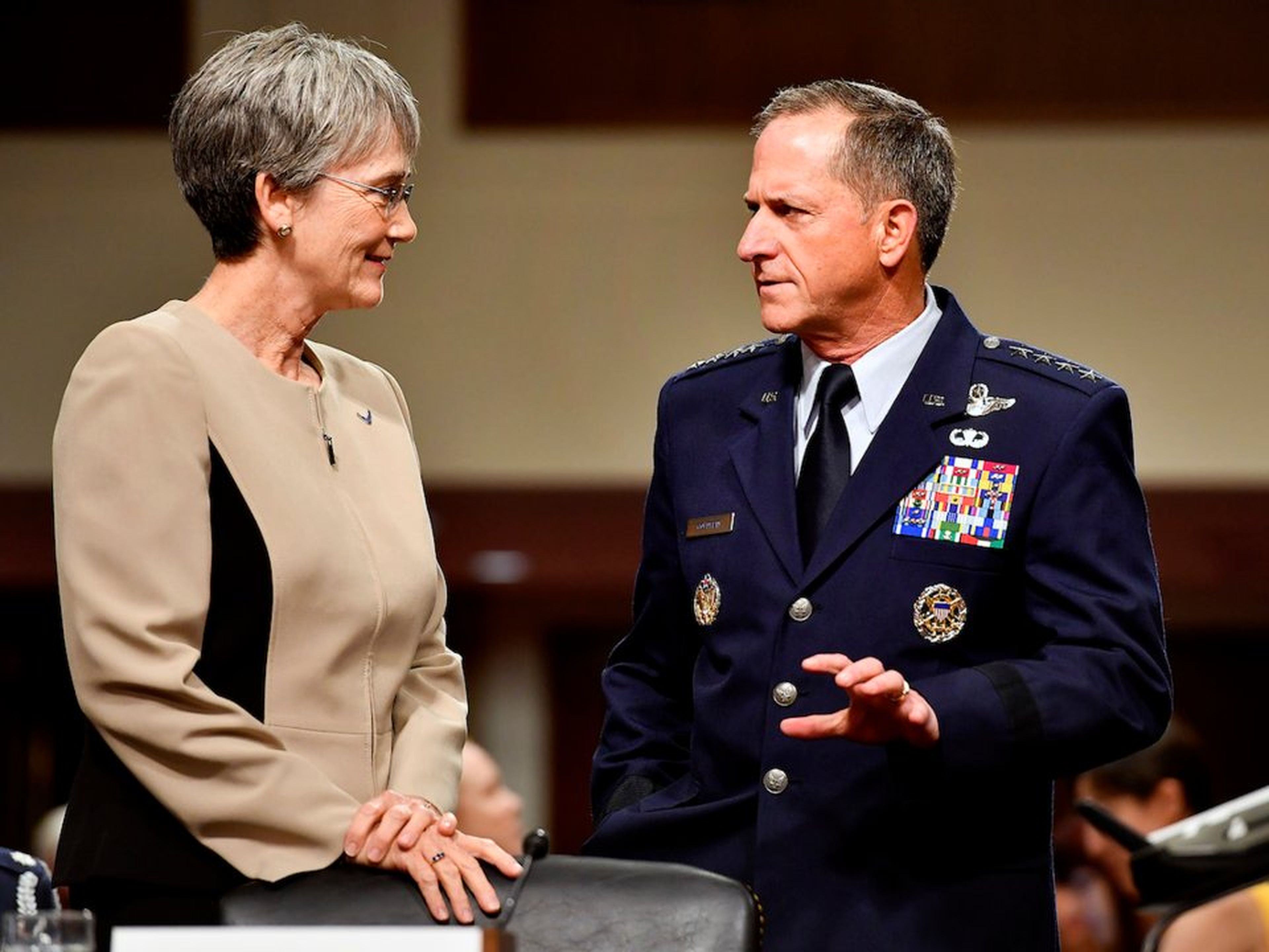 La secretaria de la Fuerza Aérea, Heather Wilson, y el jefe de Estado Mayor de la Fuerza Aérea General, David Goldfein, se preparan para testificar ante el Comité de las Fuerzas Armadas del Senado, el pasado 6 de junio de 2017.