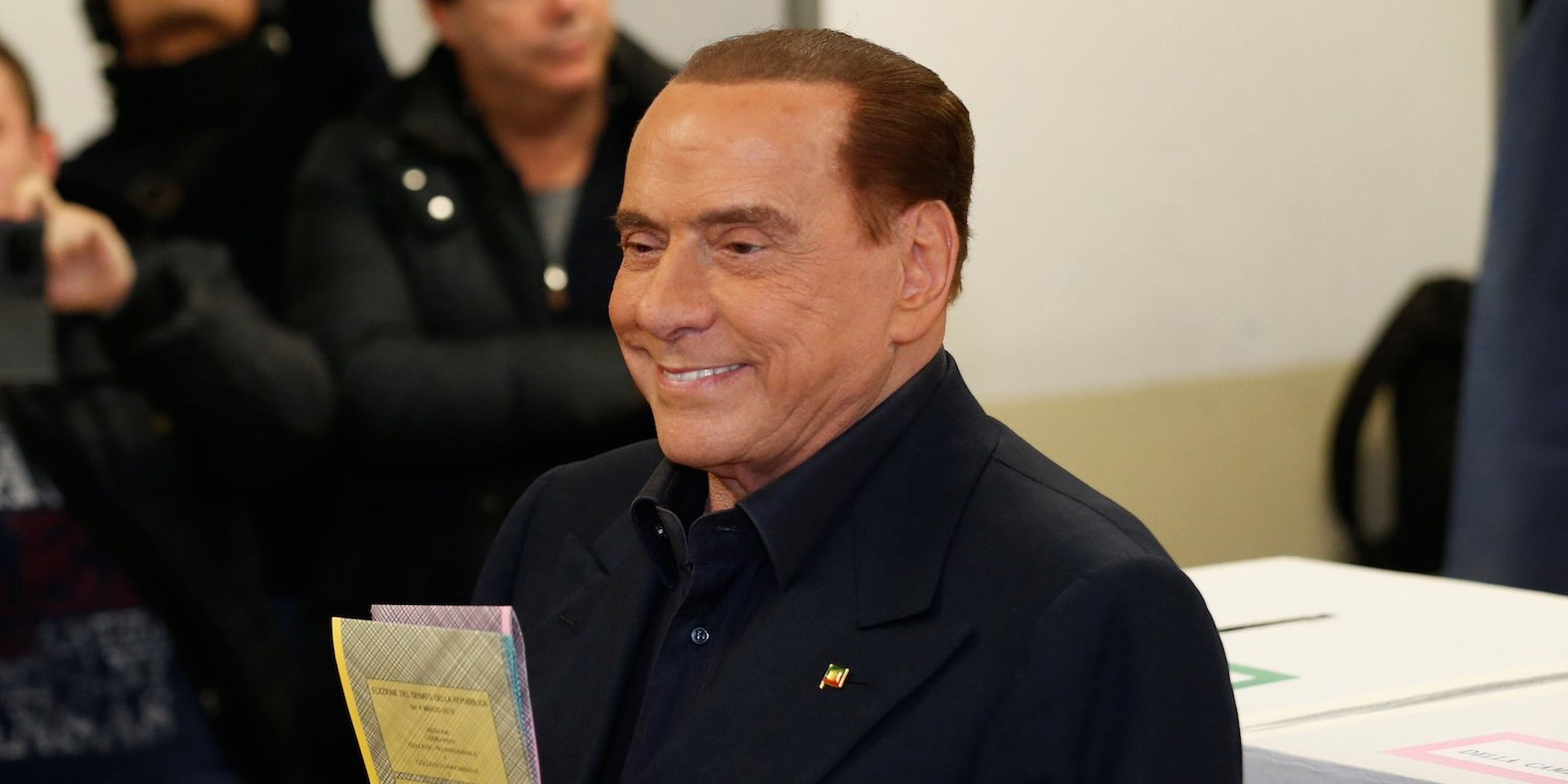 El líder del partido Forza Italia, Silvio Berlusconi, deja su voto en una mesa electoral en Milán, Italia, el 4 de marzo de 2018.