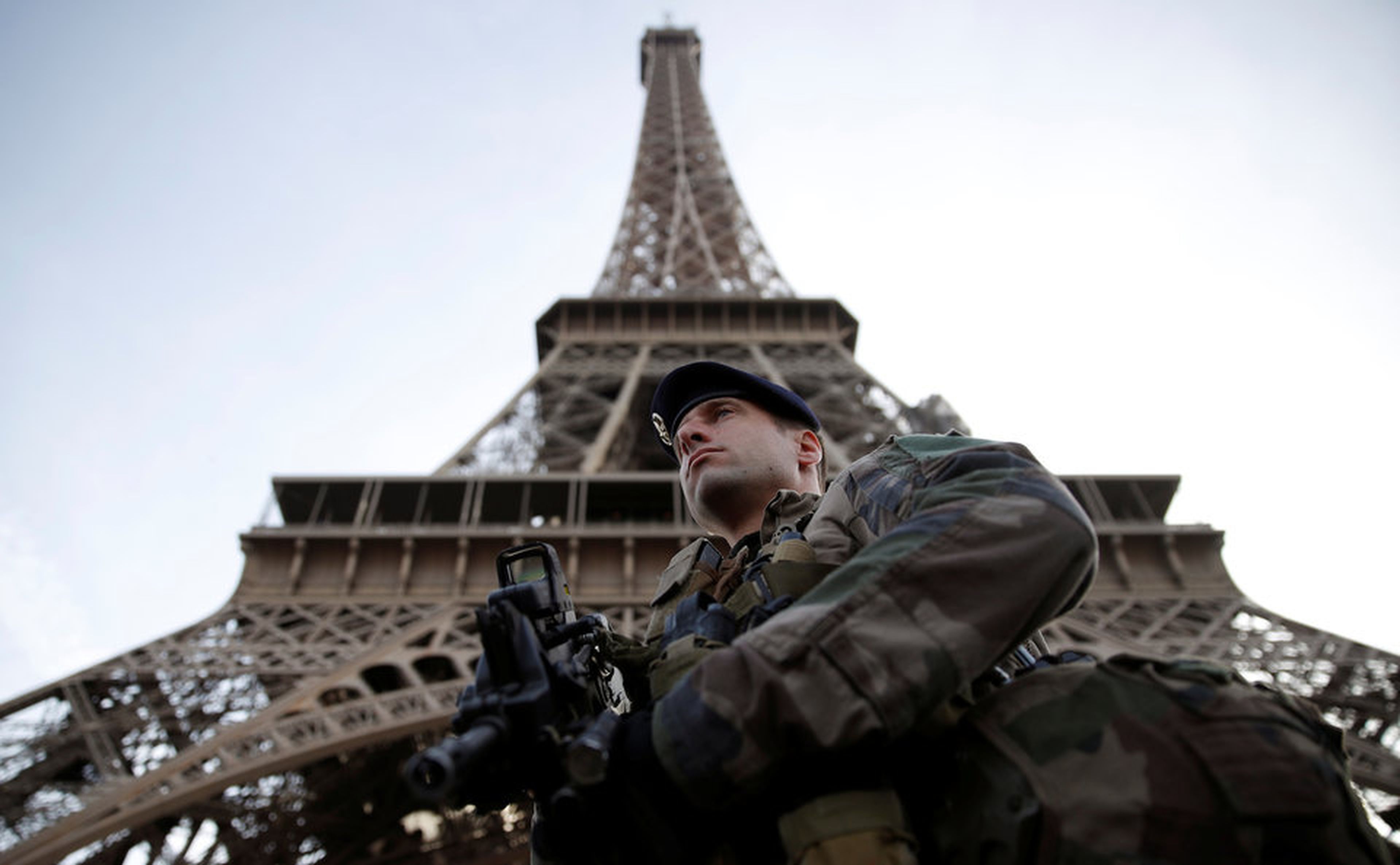 Un soldado francés monta guardia bajo la Torre Eiffel en París, Francia, el 1 de noviembre de 2017.