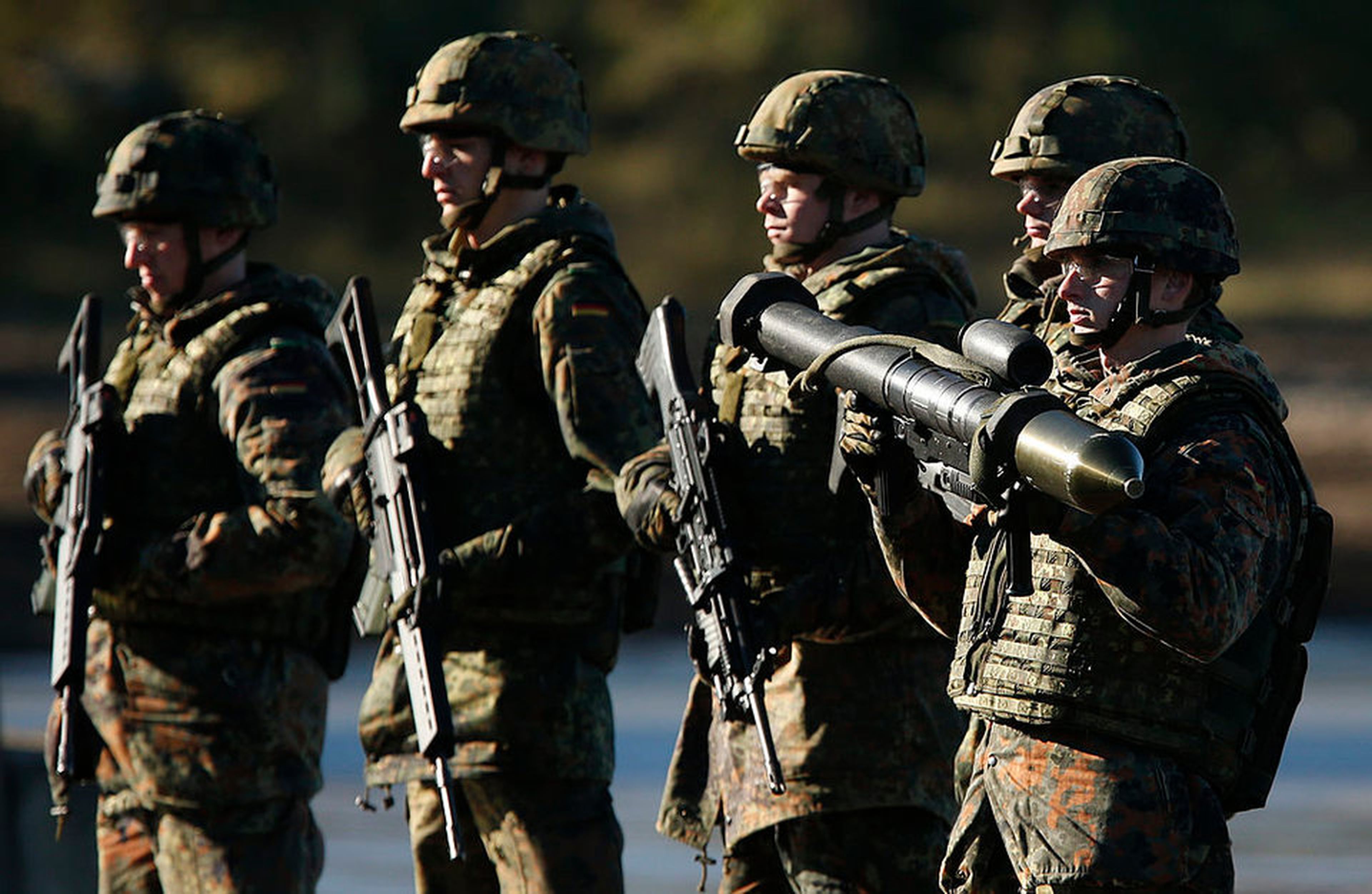 Los soldados de la Bundeswehr presentan sus armas durante los ejercicios militares anuales en los campos de entrenamiento militar de Bergen el 2 de octubre de 2013.