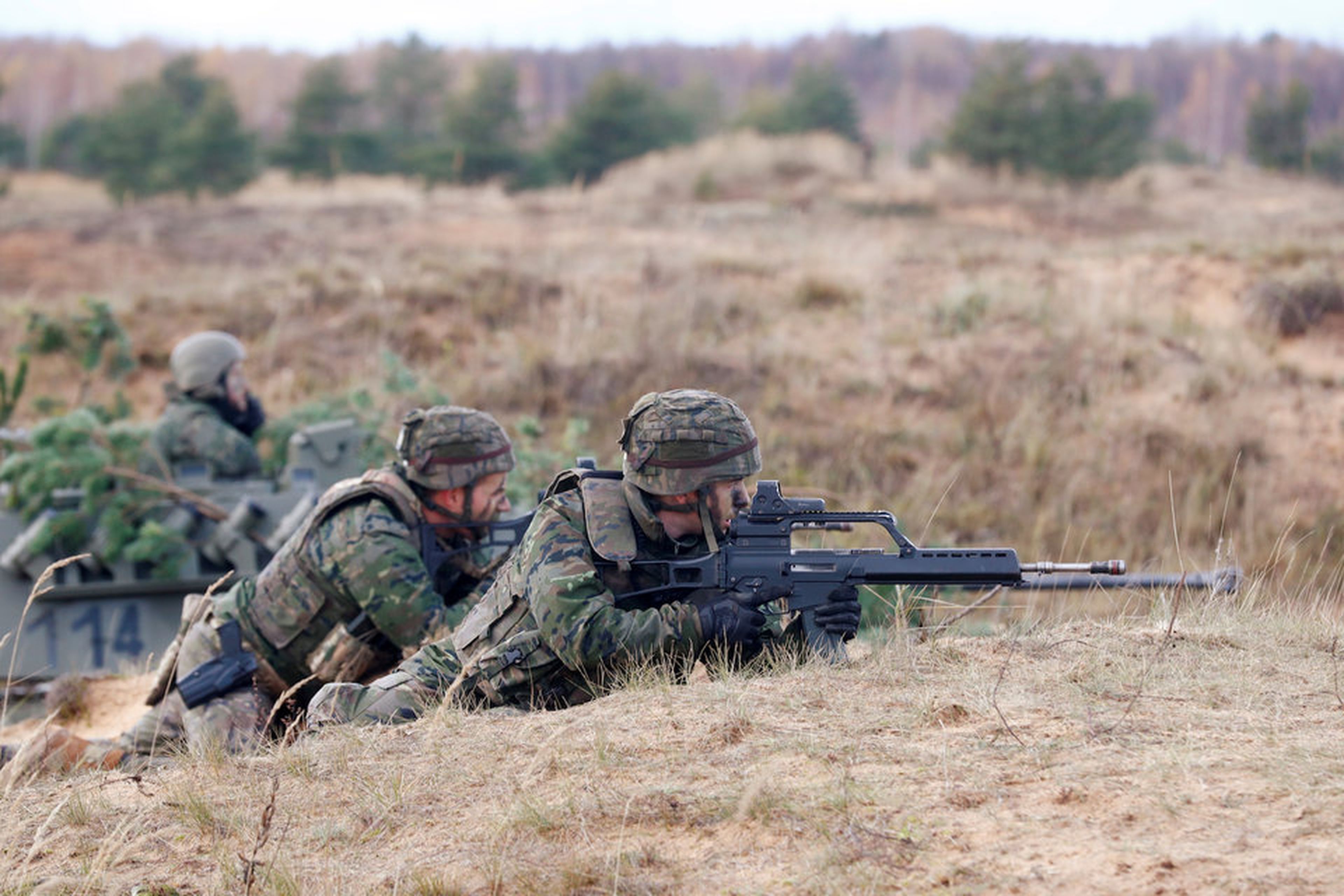 Soldados del ejército español durante Silver Arrow 2017, simulacros militares multinacionales que involucran a once países miembros de la OTAN en Adazi, Letonia 29 de octubre de 2017.