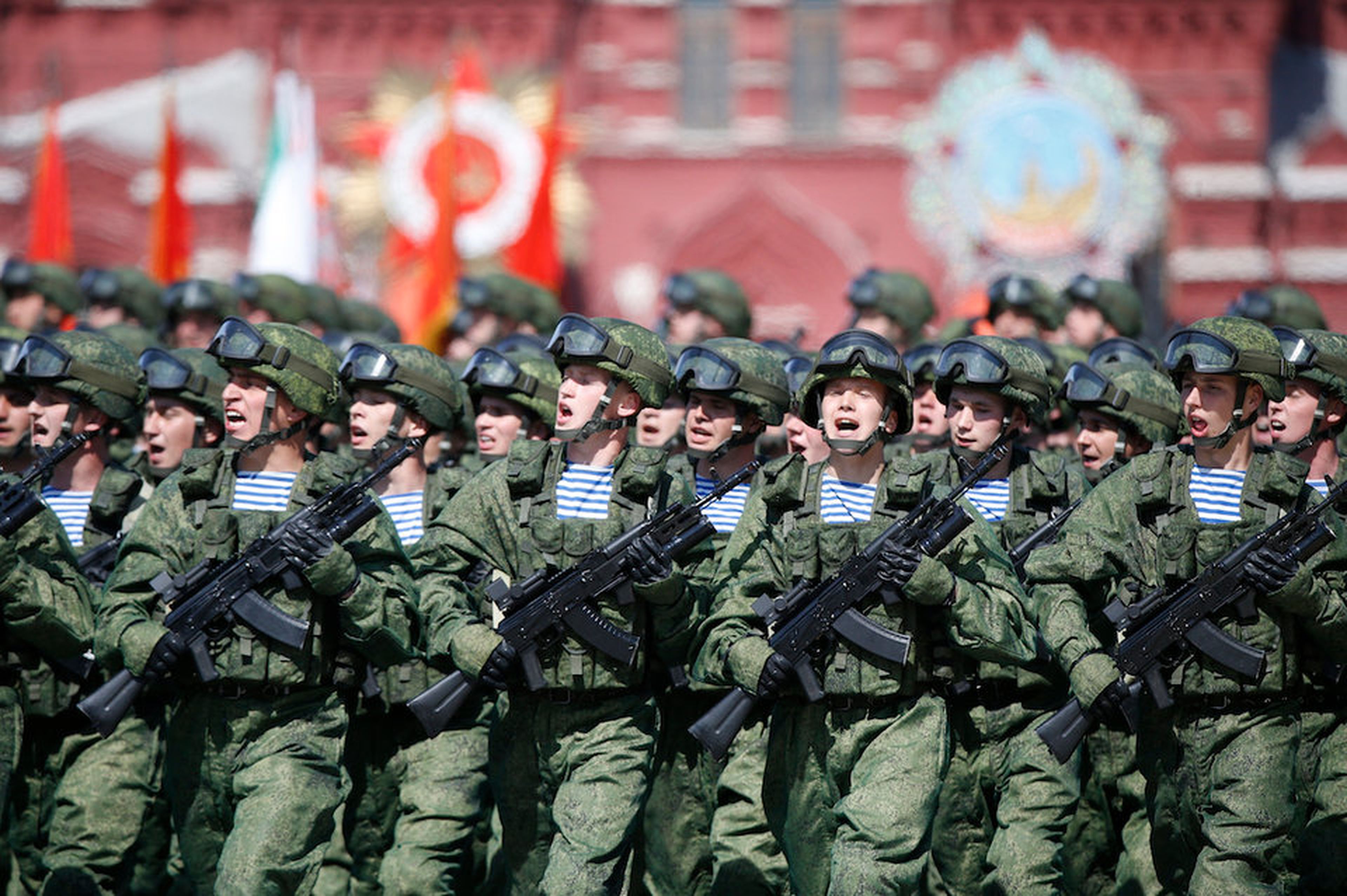 Militares rusos marchan durante el desfile delDía de la Victoria en la Plaza Roja en Moscú, Rusia, 9 de mayo de 2015.