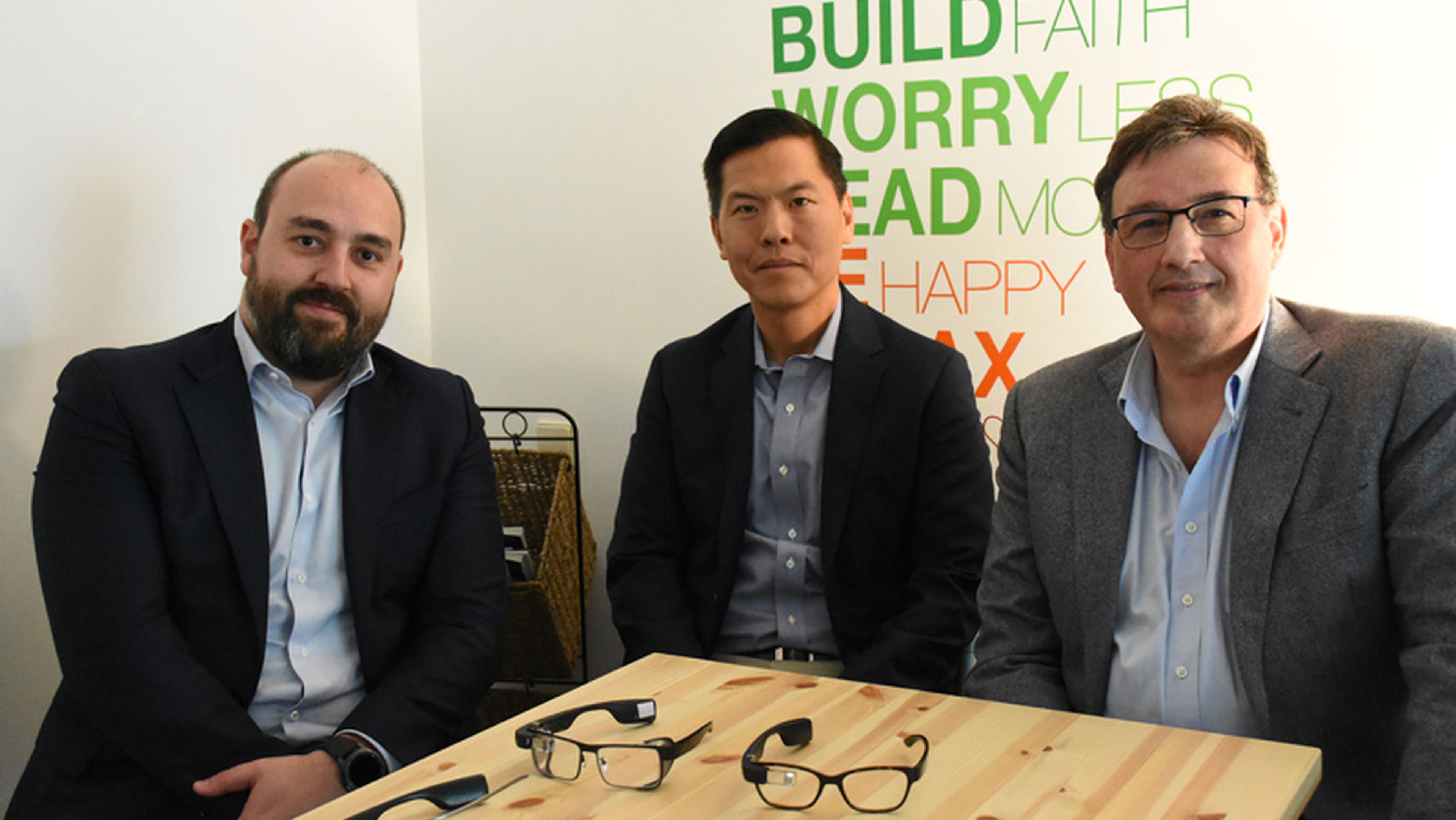 Alfonso Colomé, CEO de Streye, y Juan J. Beltrán, director de estrategia de Streye junto a James Lee, Head of Sales de Google Glass en Google en el anuncio de la exclusividad online conseguida por la empresa.