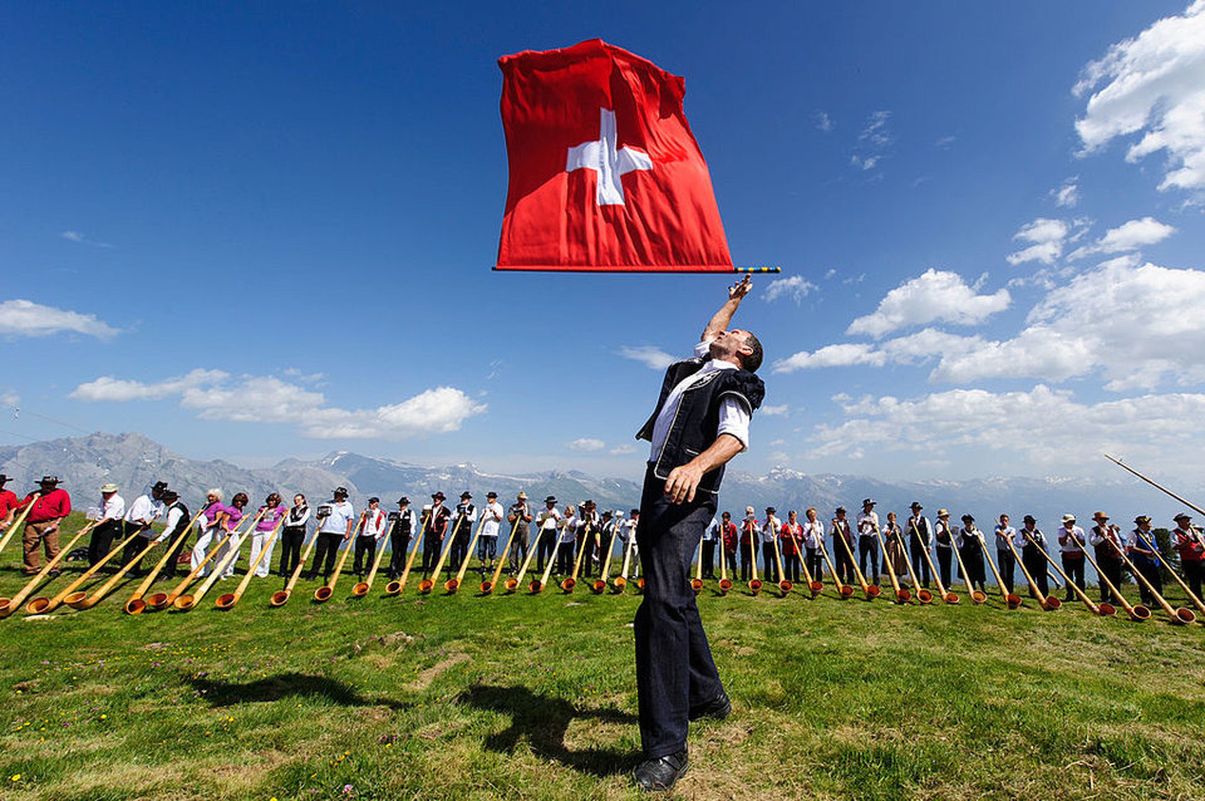 Швейцария численность населения. Швейцария патриотизм. Метание флага в Швейцарии. Население Швейцарии. Швейцария люди.