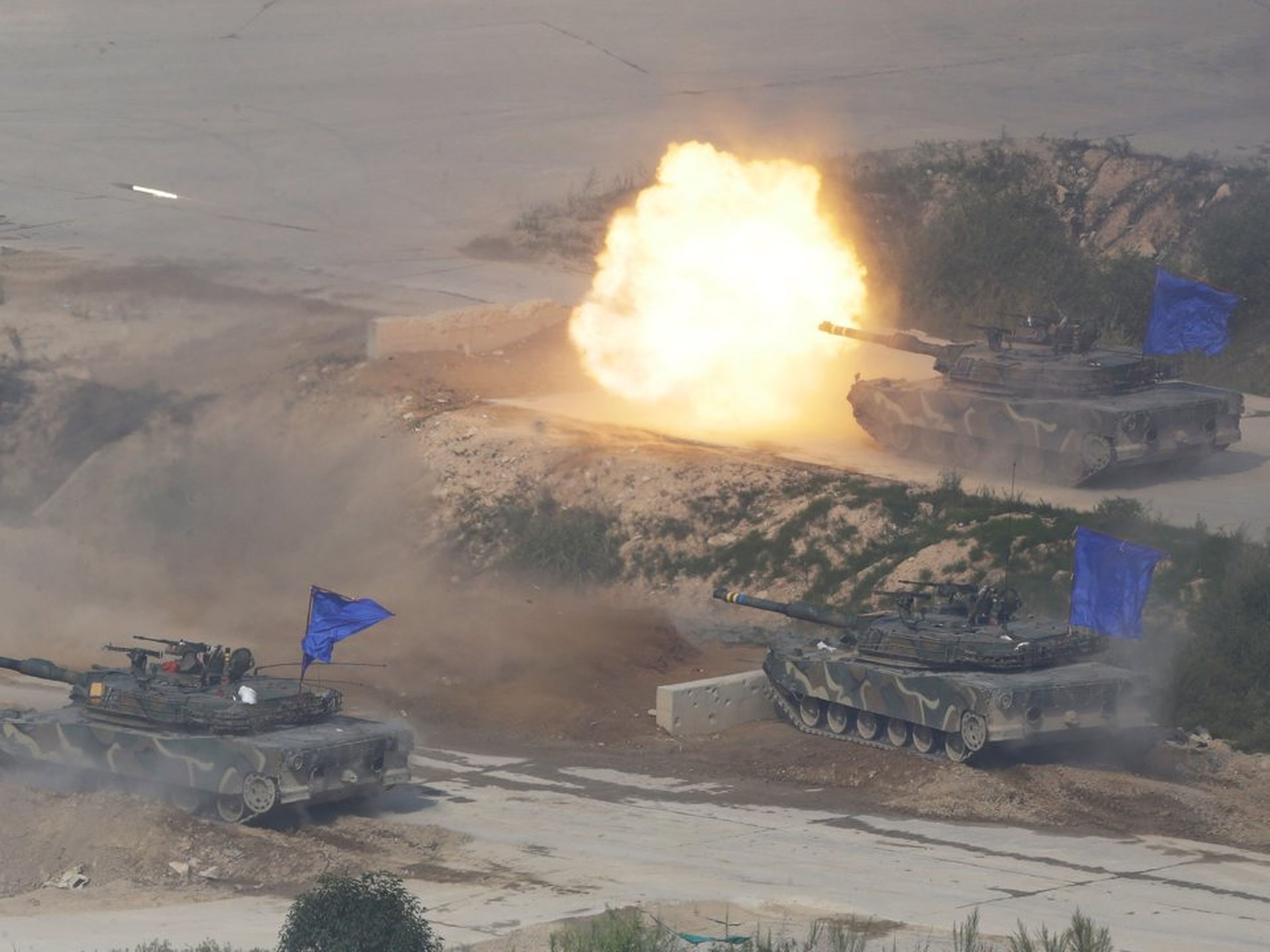 Un tanque de combate surcoreano K1A1 abre fuego en la frontera con Corea del Norte durante un ejercicio de entrenamiento.
