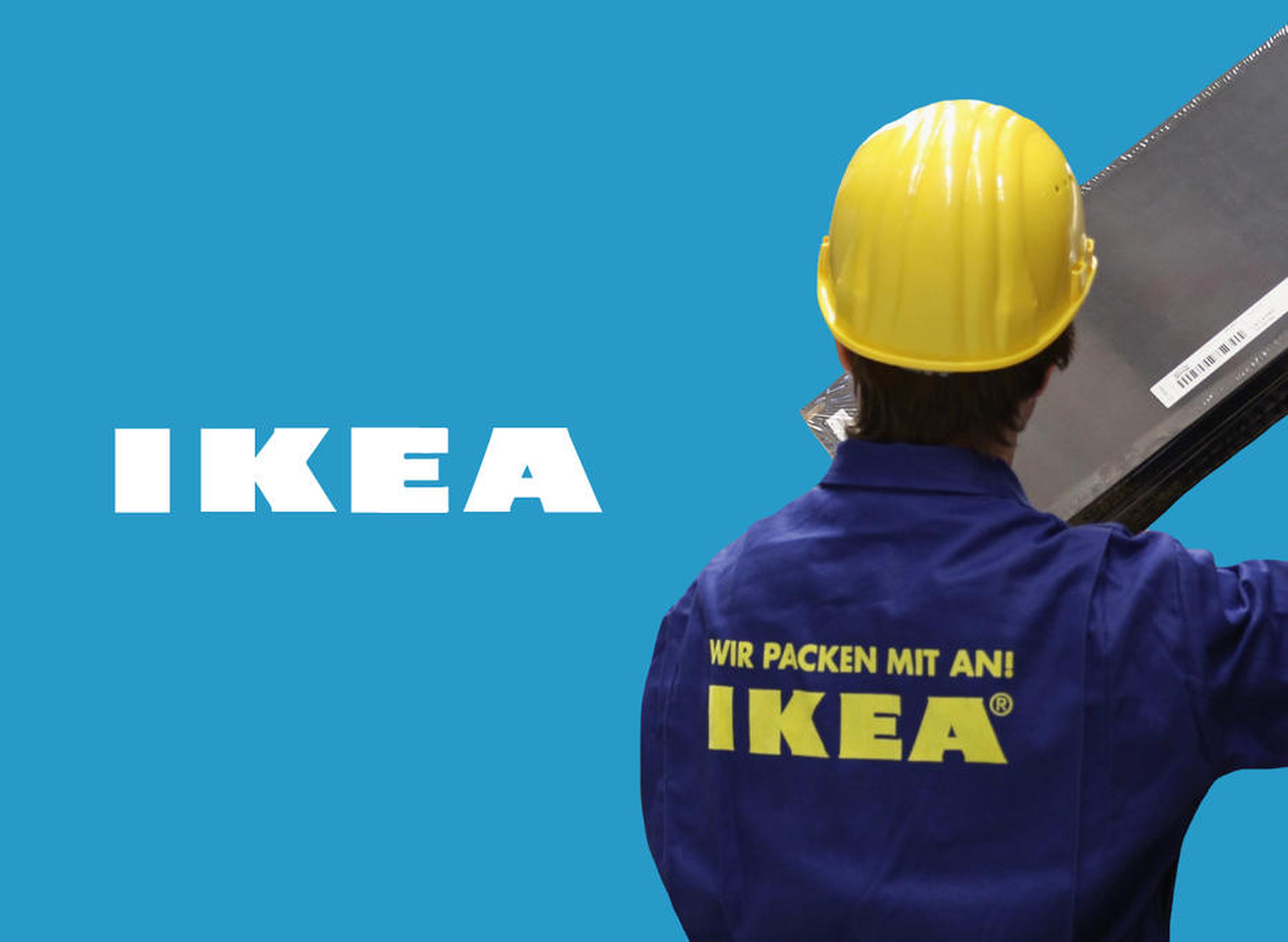 Trabajador de Ikea junto a logo