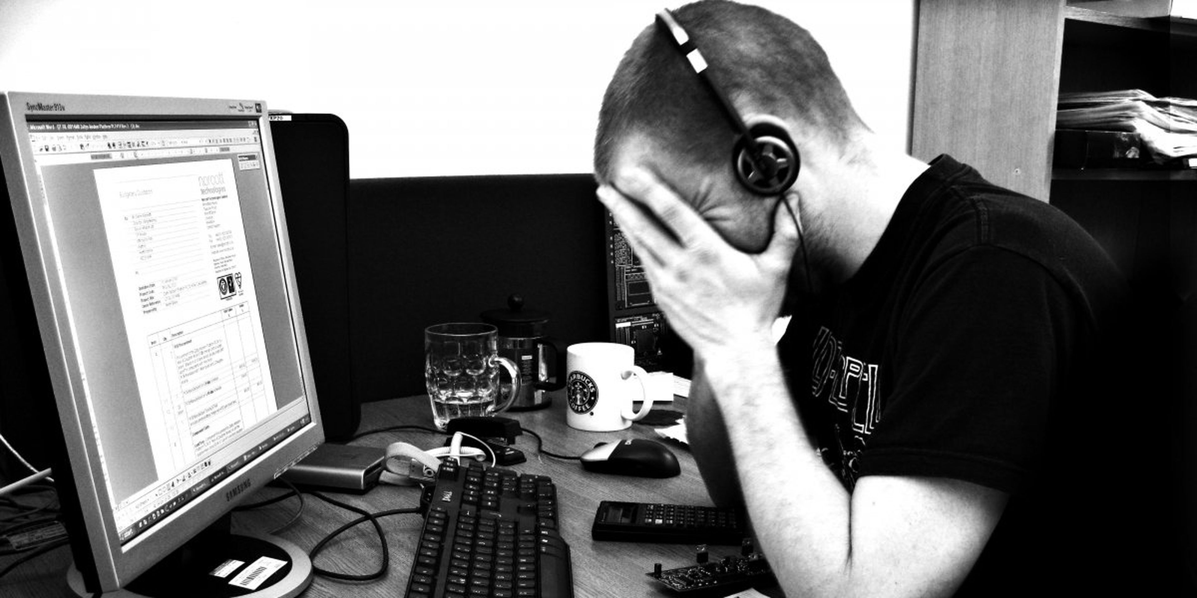 Trabajador llorando delante del ordenador