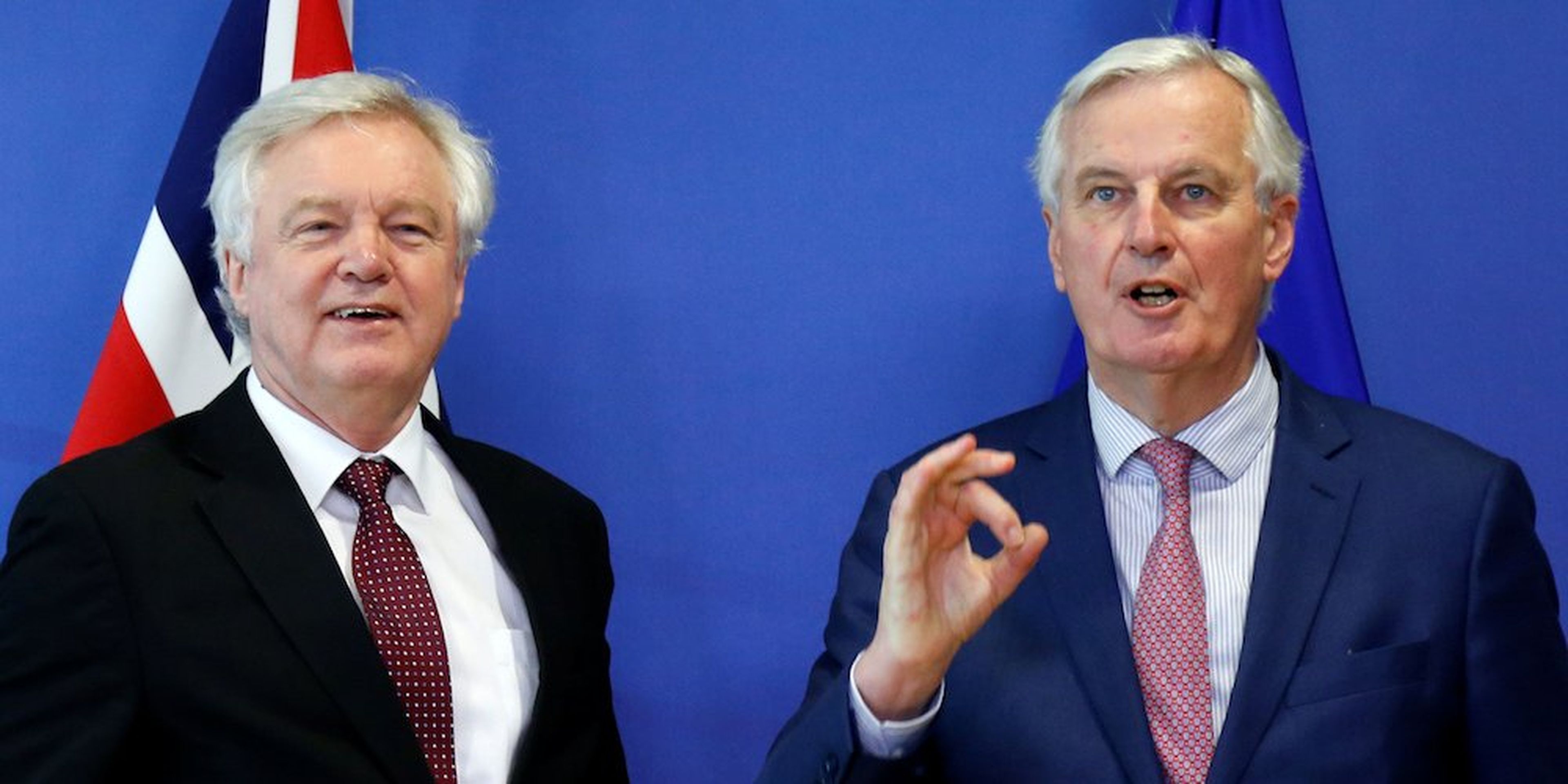 Secretario de Estado de Reino Unido para el abandono de la UE y el Jefe Europeo para la Negociación del Brexit posan juntos antes de una rueda de prensa en Bruselas, en marzo de 2018.