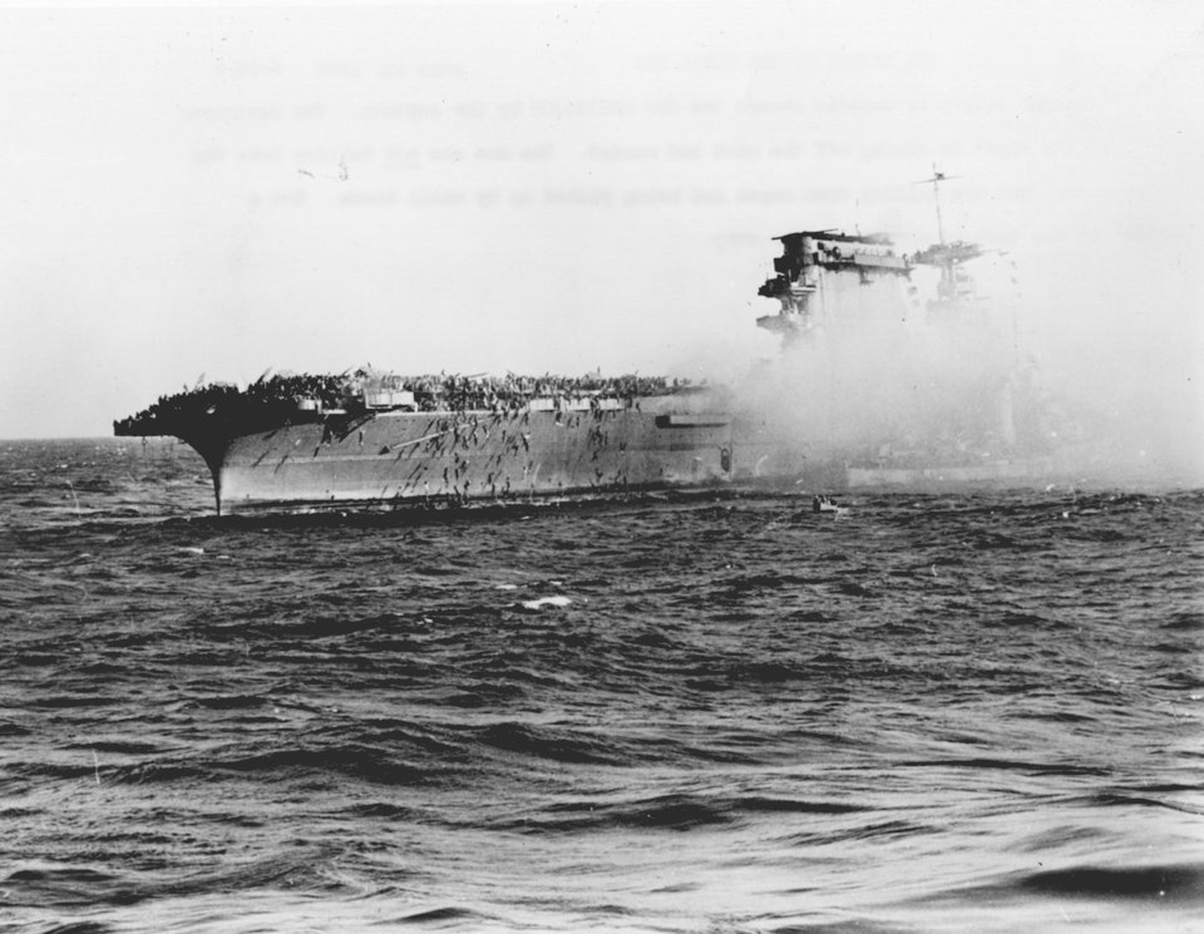La tripulación superviviente del USS Lexington, hundida por los japoneses en el Mar de Coral, abandona el barco. Los marineros se deslizan por las cuerdas y son recogidos por pequeños botes. El destructor, a la derecha, recoge a los enfermos y heridos.