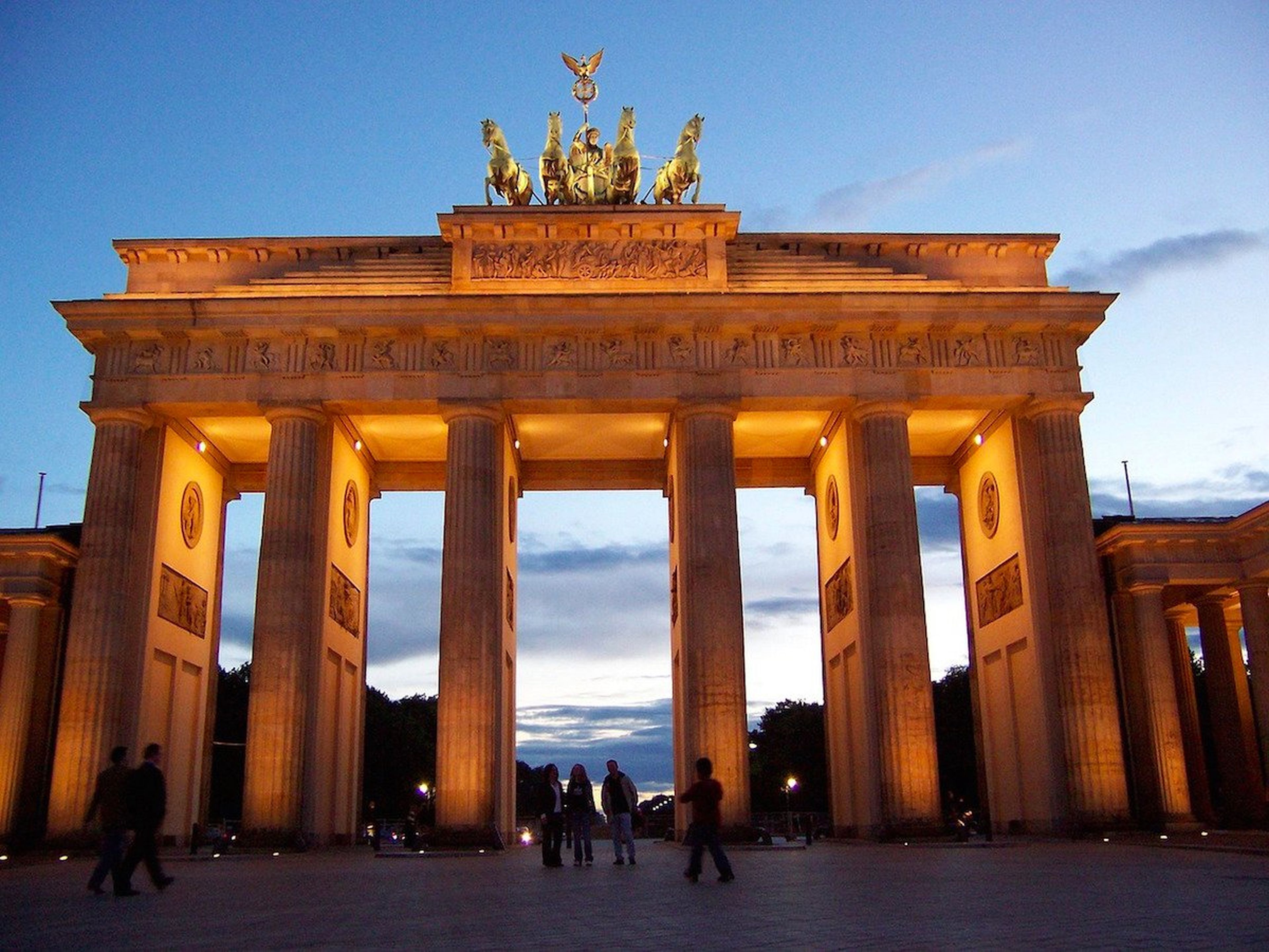 Какие достопримечательности есть в германии. Бранденбургские ворота. Бранденбургские ворота в Берлине. Достопримечательности Германии Бранденбургские ворота. Арка в Берлине.