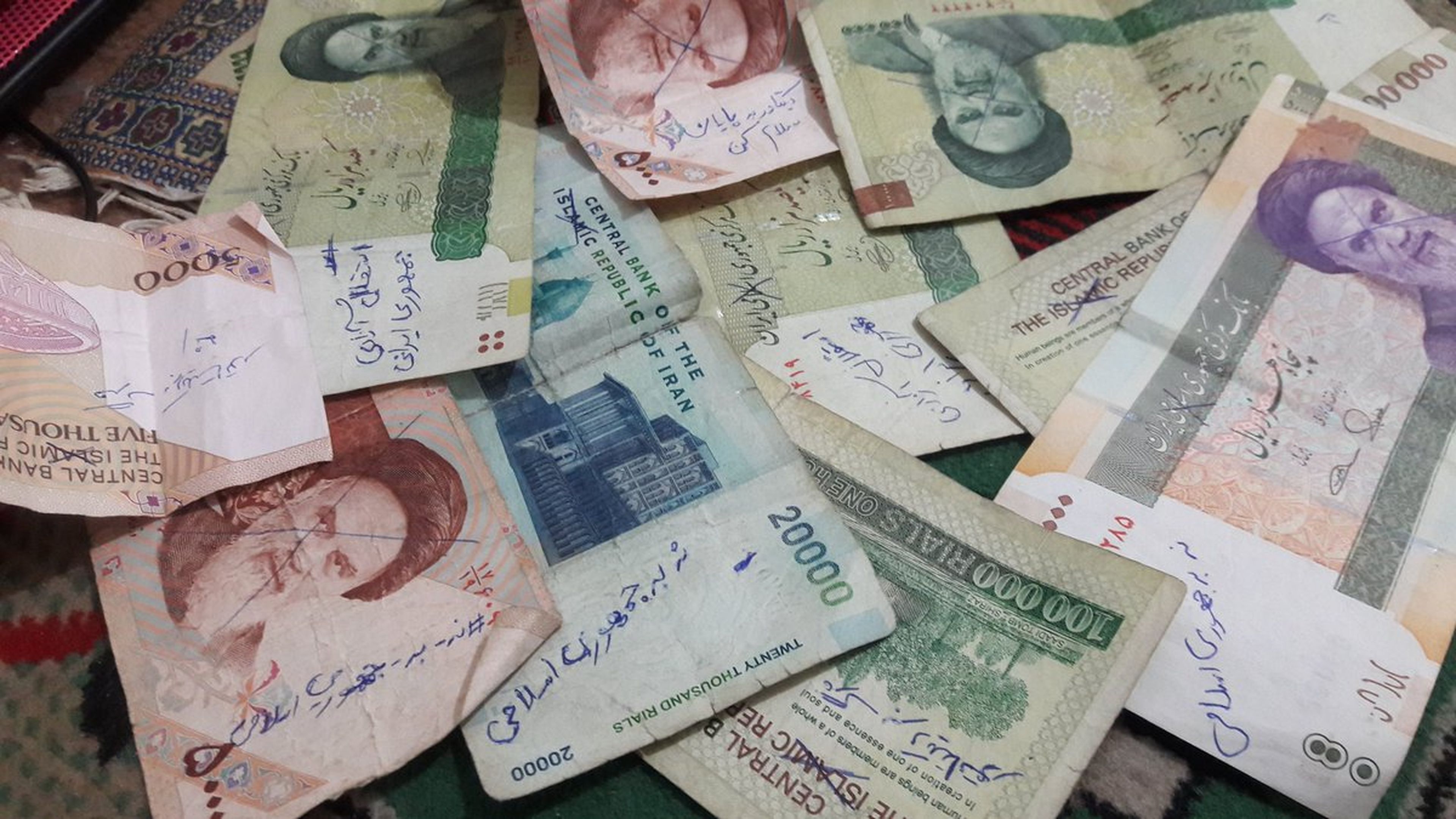 Billetes iraníes con mensajes de los protestantes