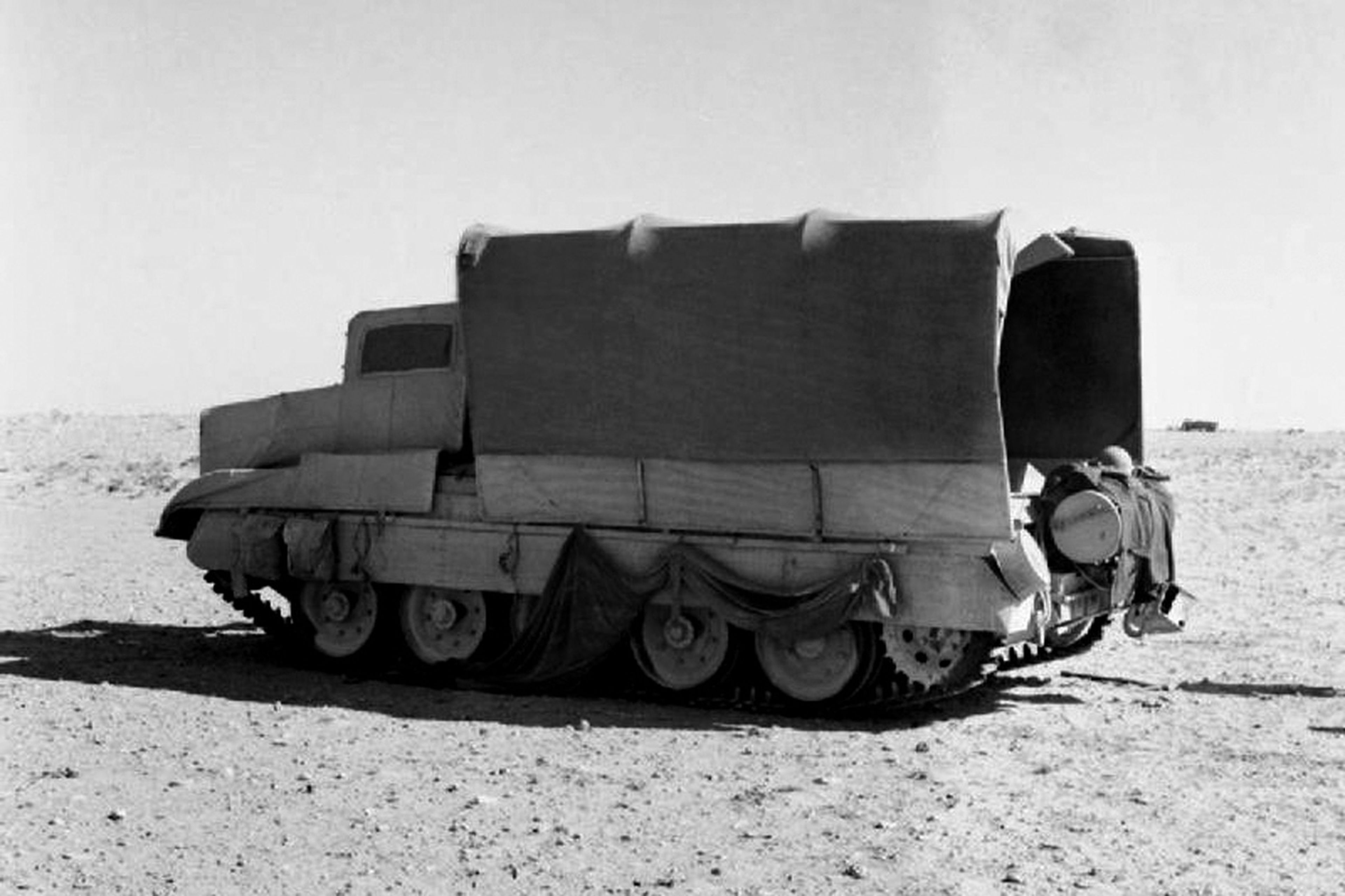 Carro de combate mimetizado como camión durante la batalla del Sahara en la Segunda Guerra Mundial.