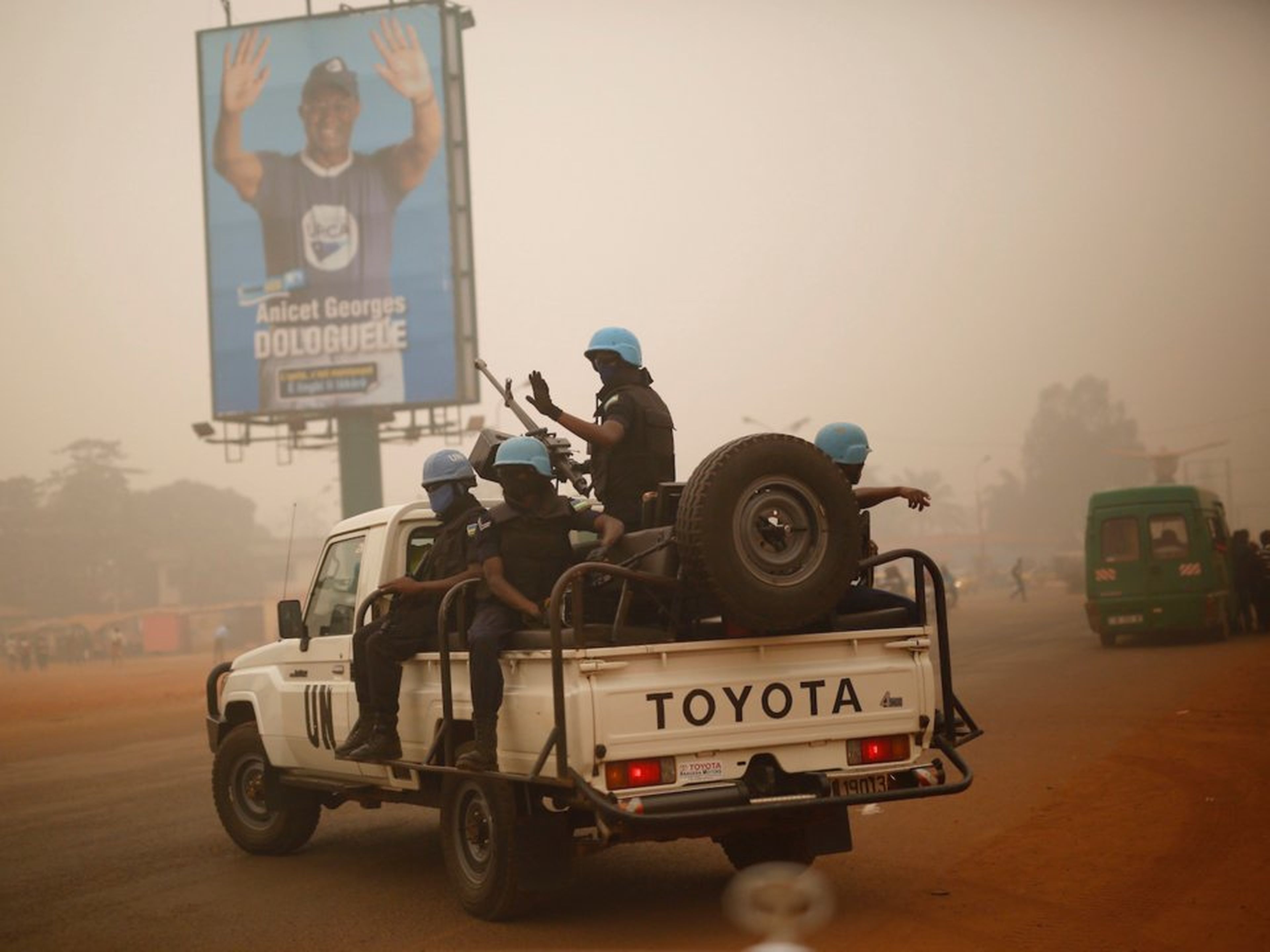 Fuerzas de la ONU de Ruanda patrullan las calles de Bangui, República Centroafricana.