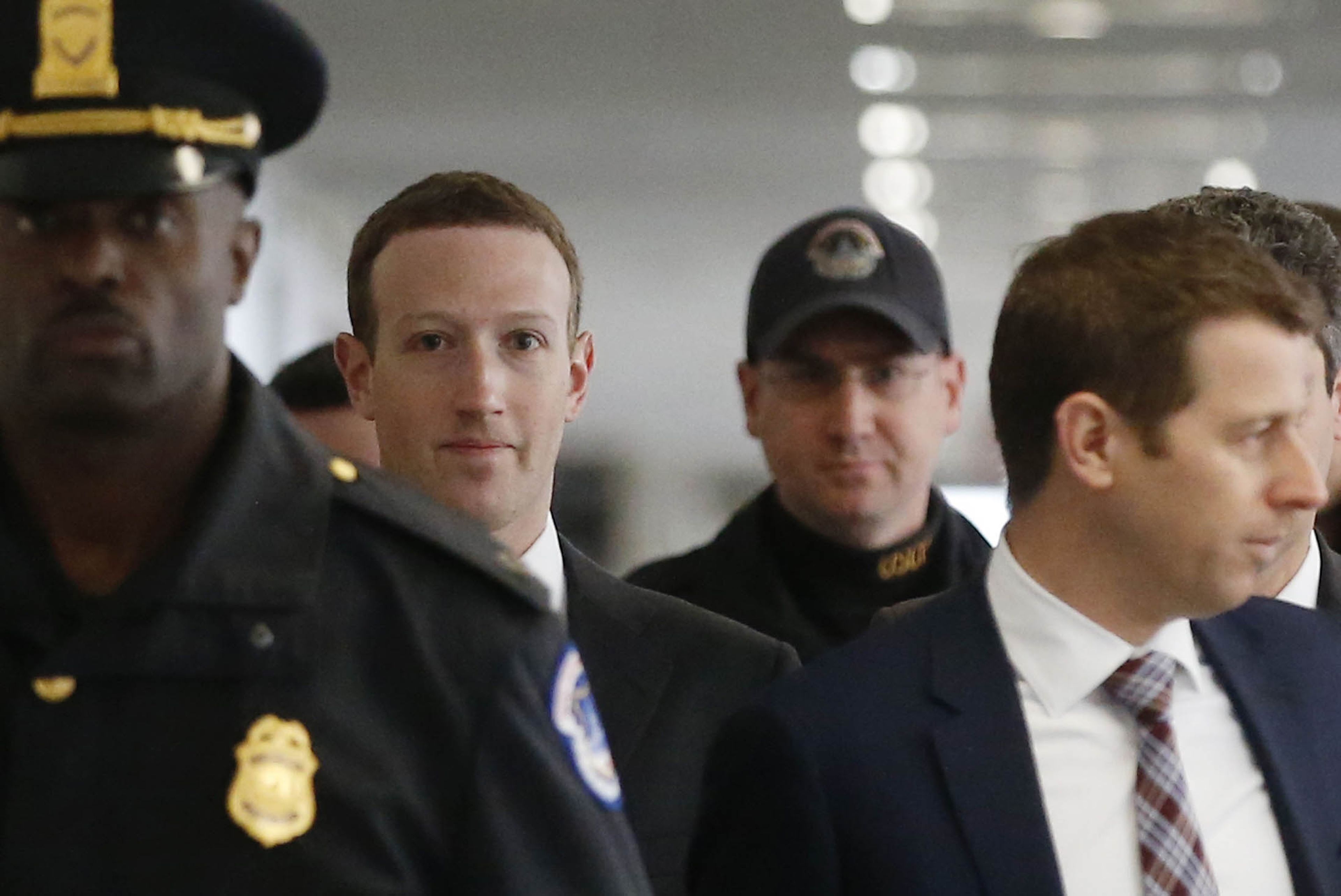 El CEO del gigante tecnológico Facebook, Mark Zuckerberg, testifica ante el Senado , en Washington