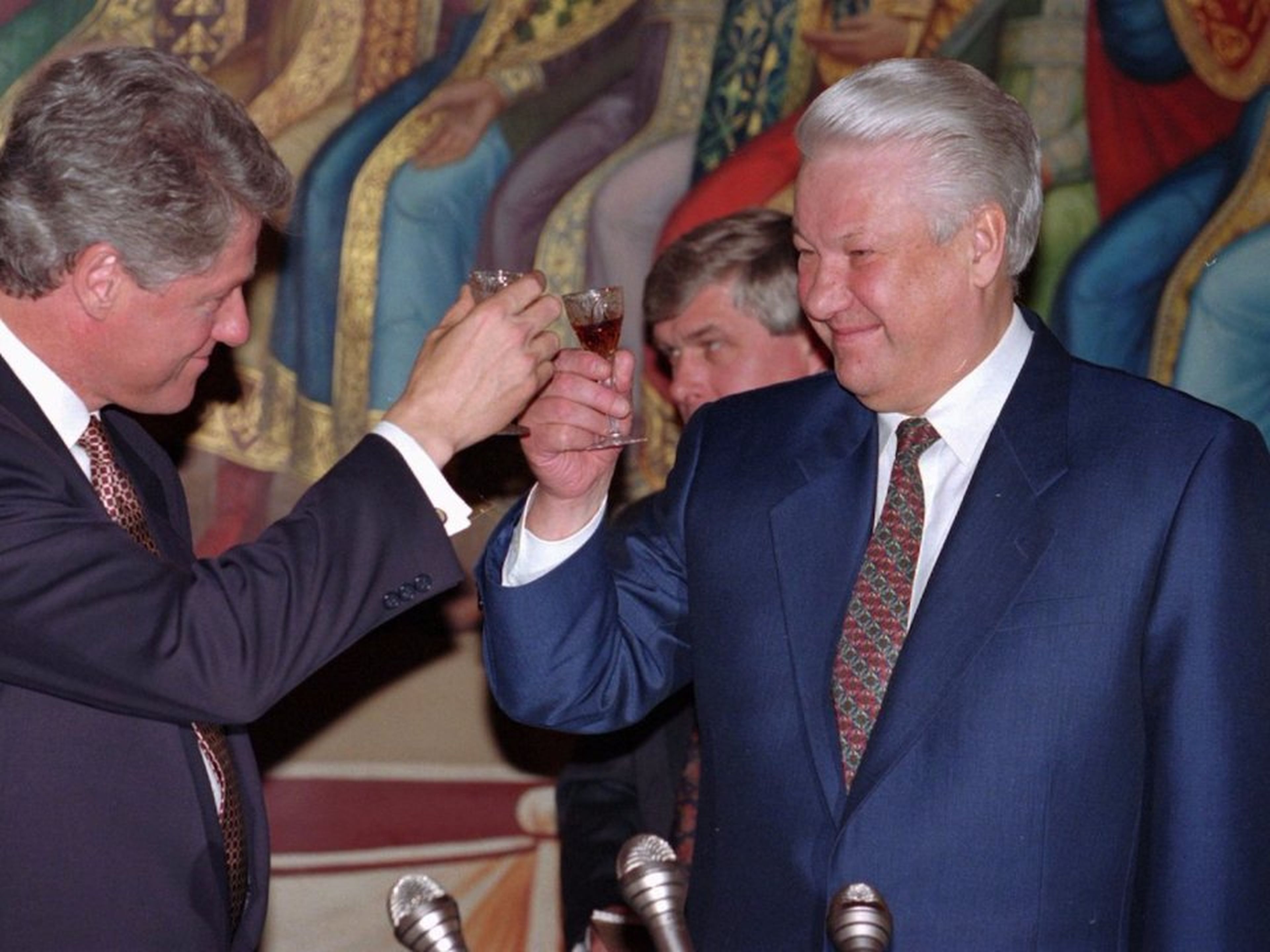 El entonces presidentede EEUU Bill Clinton (izquierda) brinda con el presidente ruso Boris Yeltsin durante una cena de Estado en el Kremlin, el 14 de enero de 1994.
