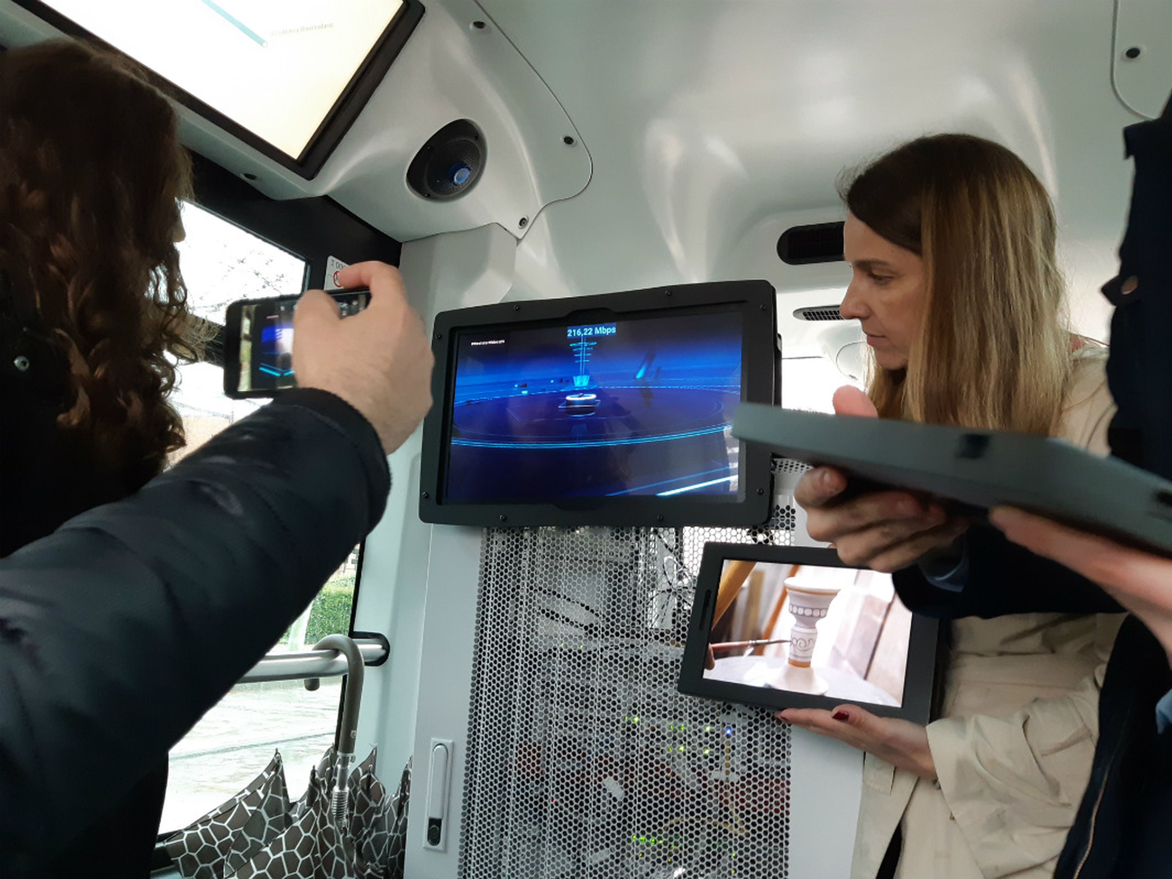 Presentación del servicio multimedia a bordo de un vehículo autónomo en Talavera de la Reina, una tecnología posible gracias al 5G.