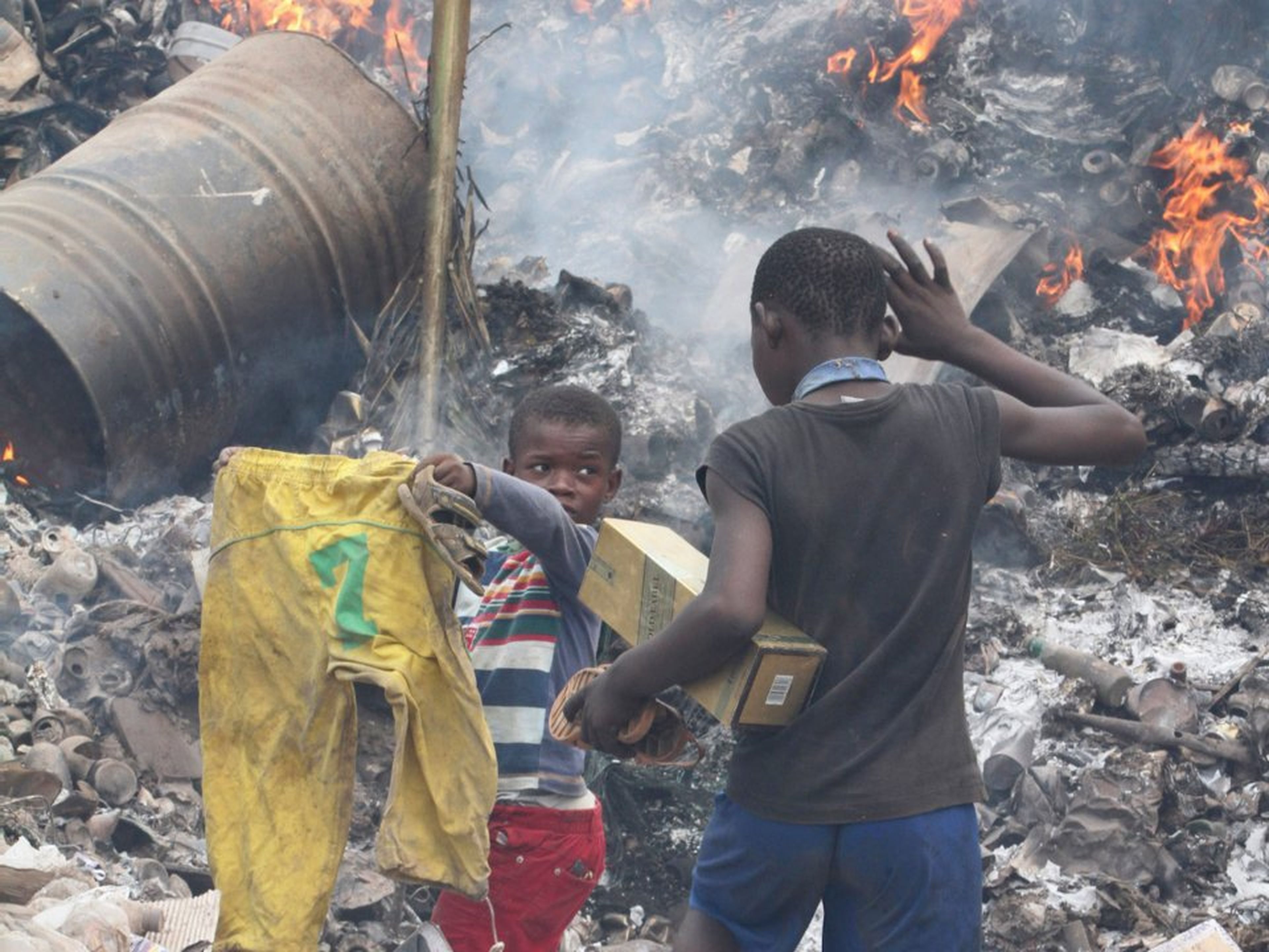 Niños buscando entre la basura de un basurero público en Malabo.