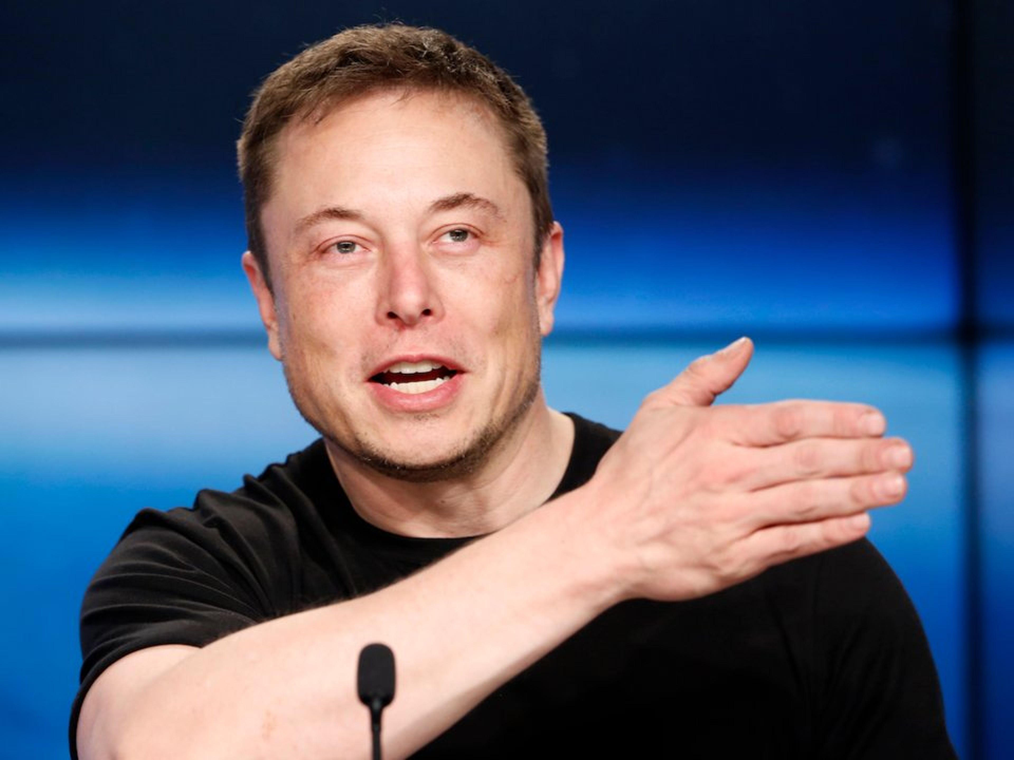 Elon Musk quiere aumentar la eficiencia y calidad de la fuerza de trabajo de sus trabajadores de Tesla.