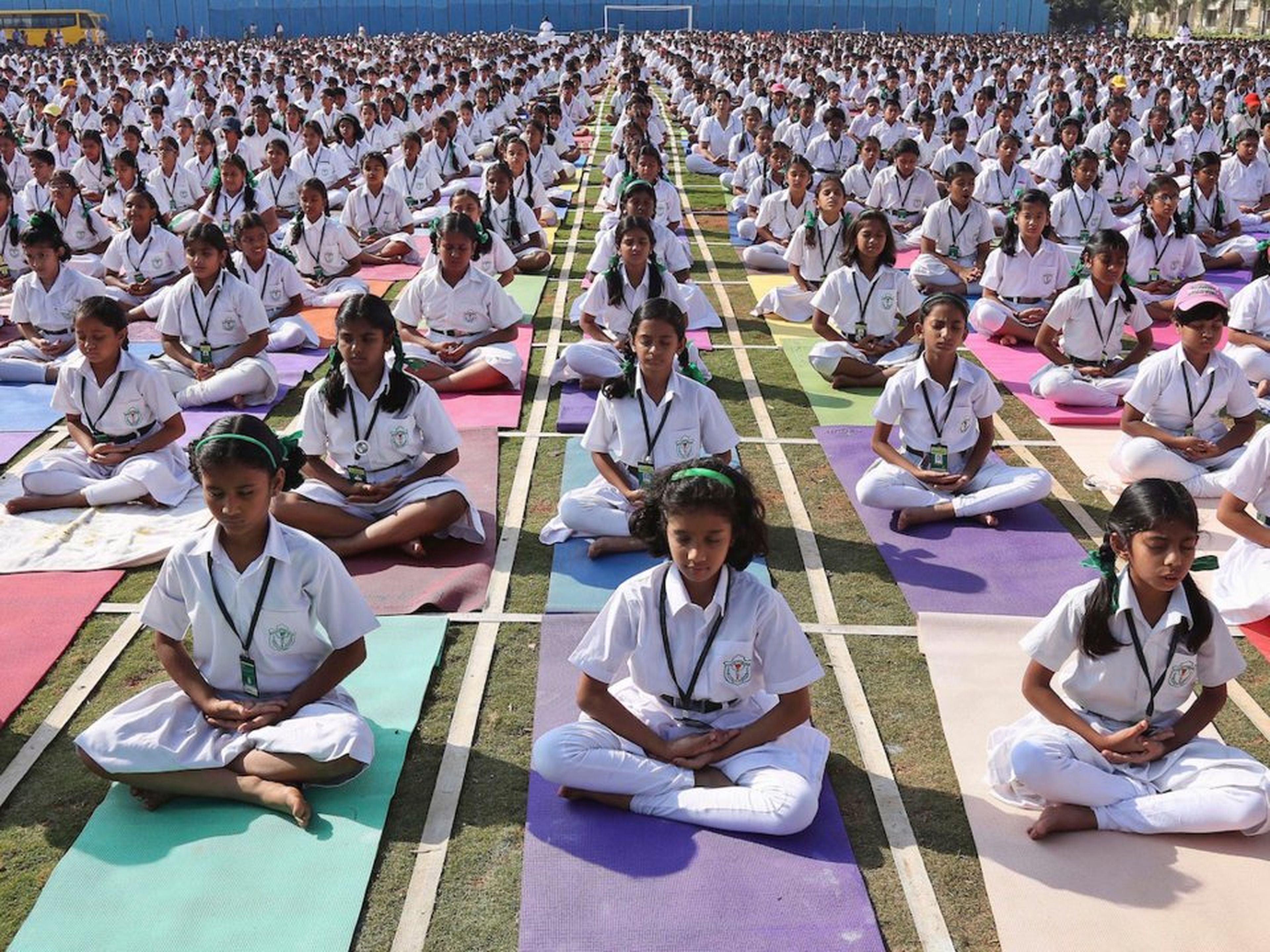 Estudiantes practicando yoga en la Escuela Pública de Delhi en Hyderabad, India, en 2014.
