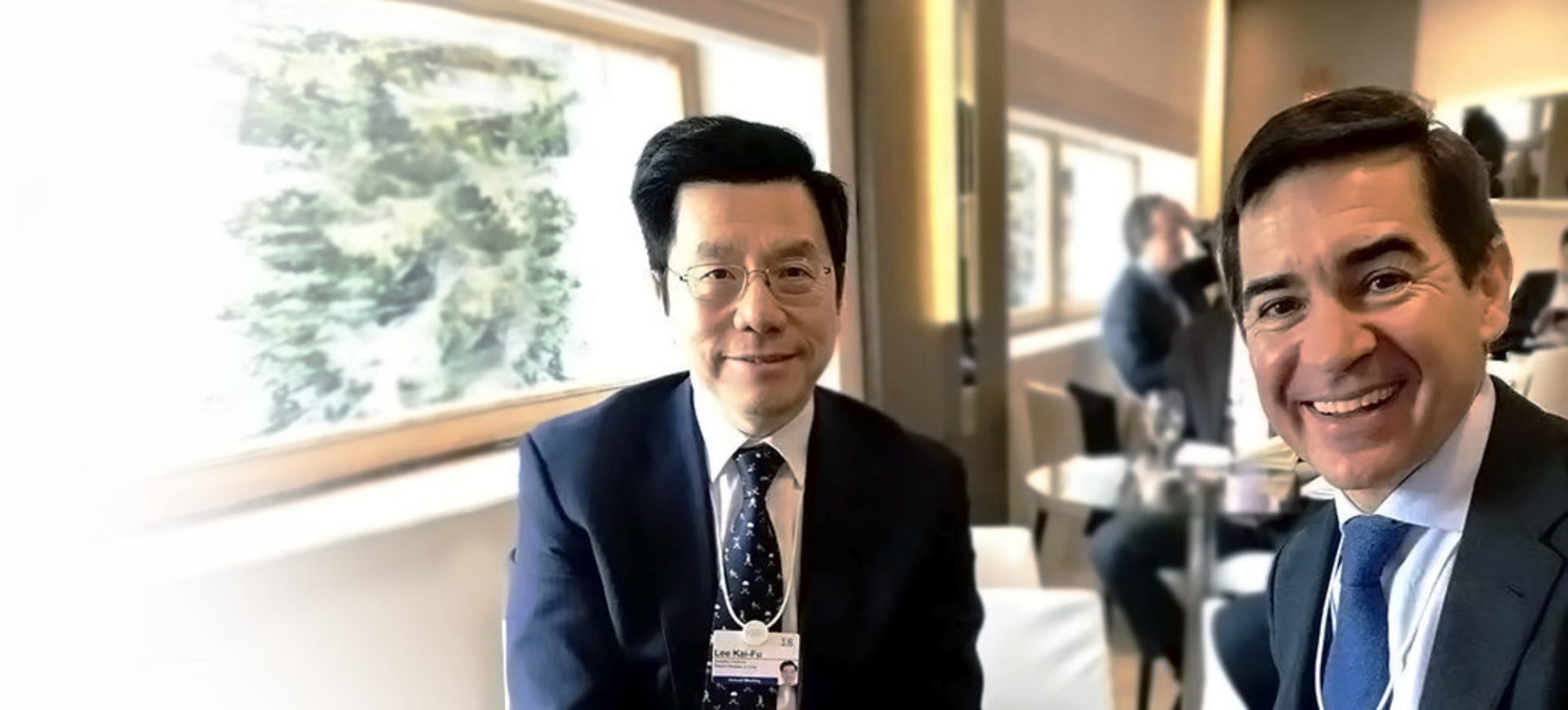 El fundador de Sinovation Ventures y ex presidente de Google en China Kai-Fu Lee junto al consejero delegado del BBVA Carlos Vila