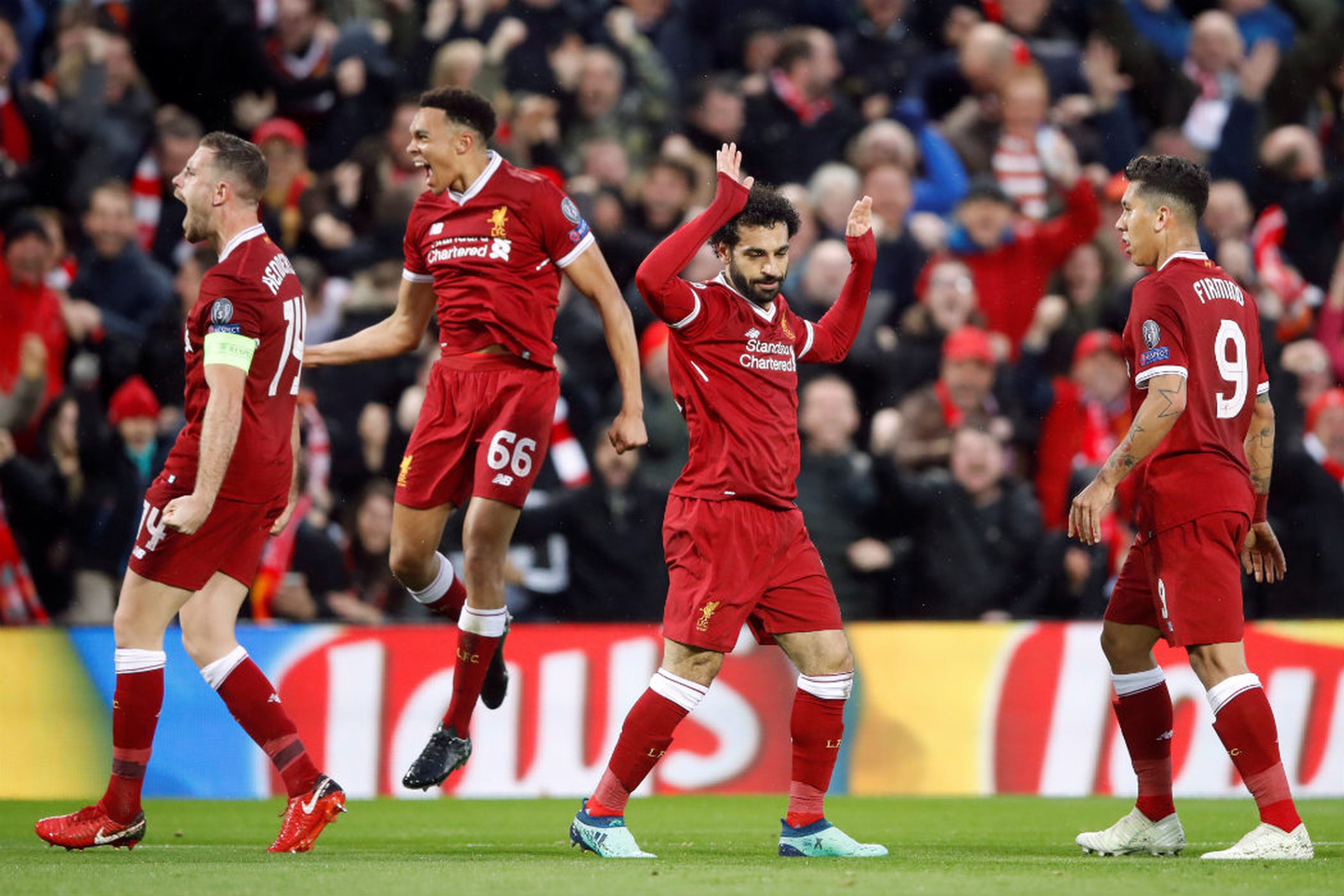 Jordan Henderson, Alexander-Arnold, Mohamed Salah y Roberto Firmino celebran un gol del Liverpool ante la Roma