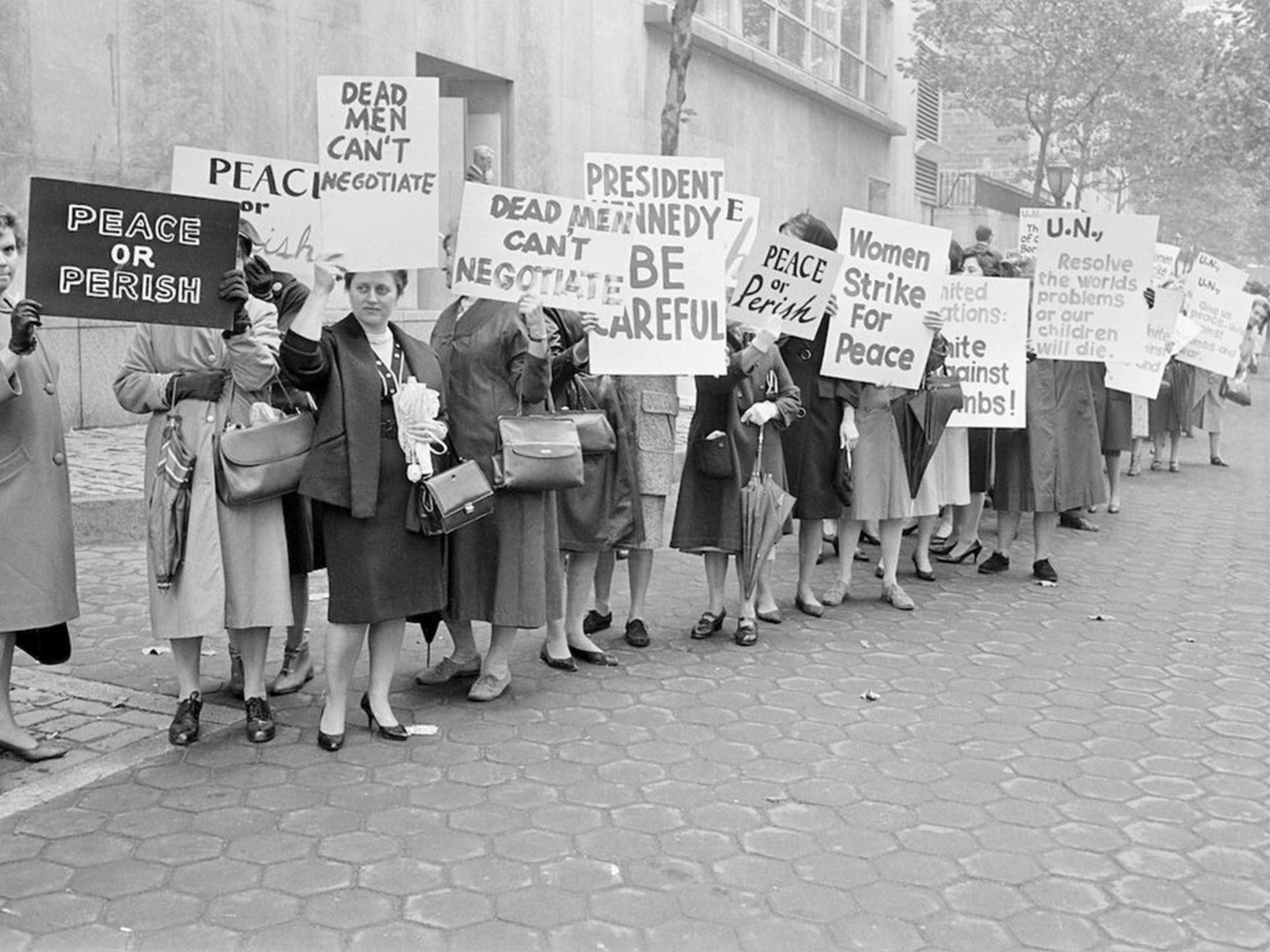 Manifestantes representantes de la organización 'Las mujeres protestan por la paz', a las afueras de las Naciones Unidas en Nueva York, el 23 de octubre de 1962.
