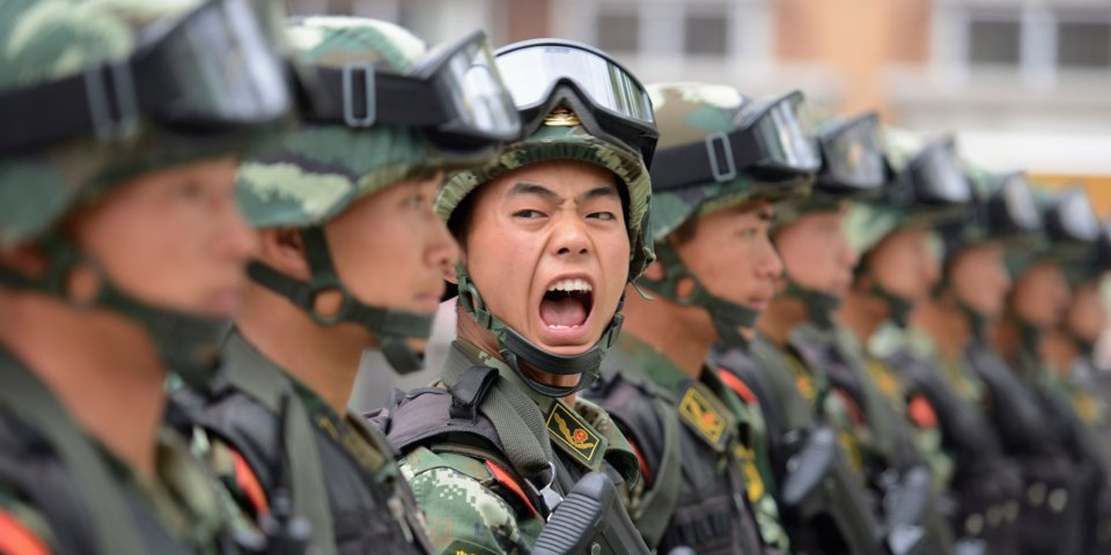 Un militar chino da órdenes