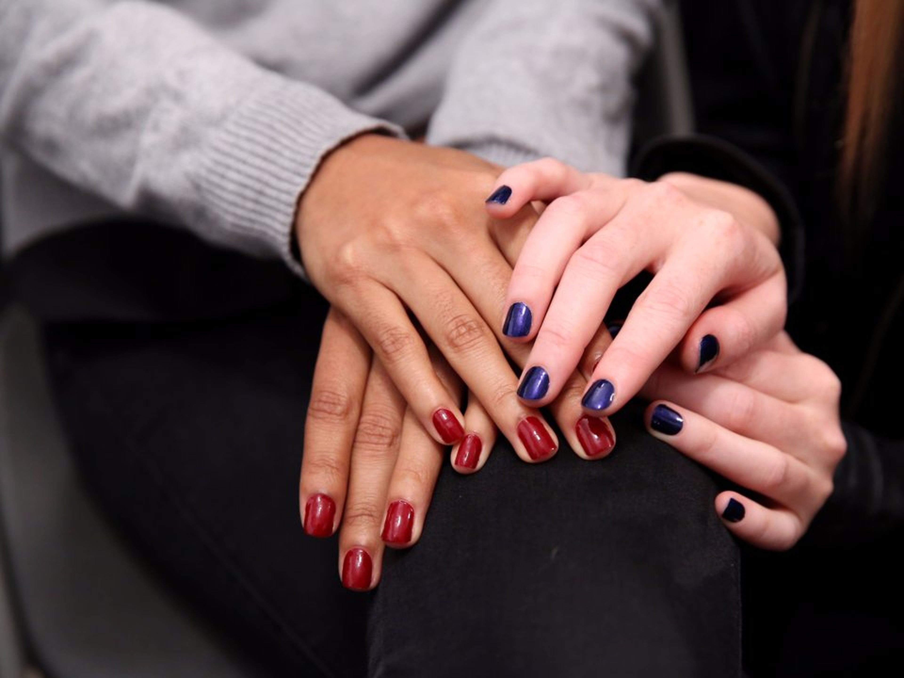 Mujeres con las uñas pintadas