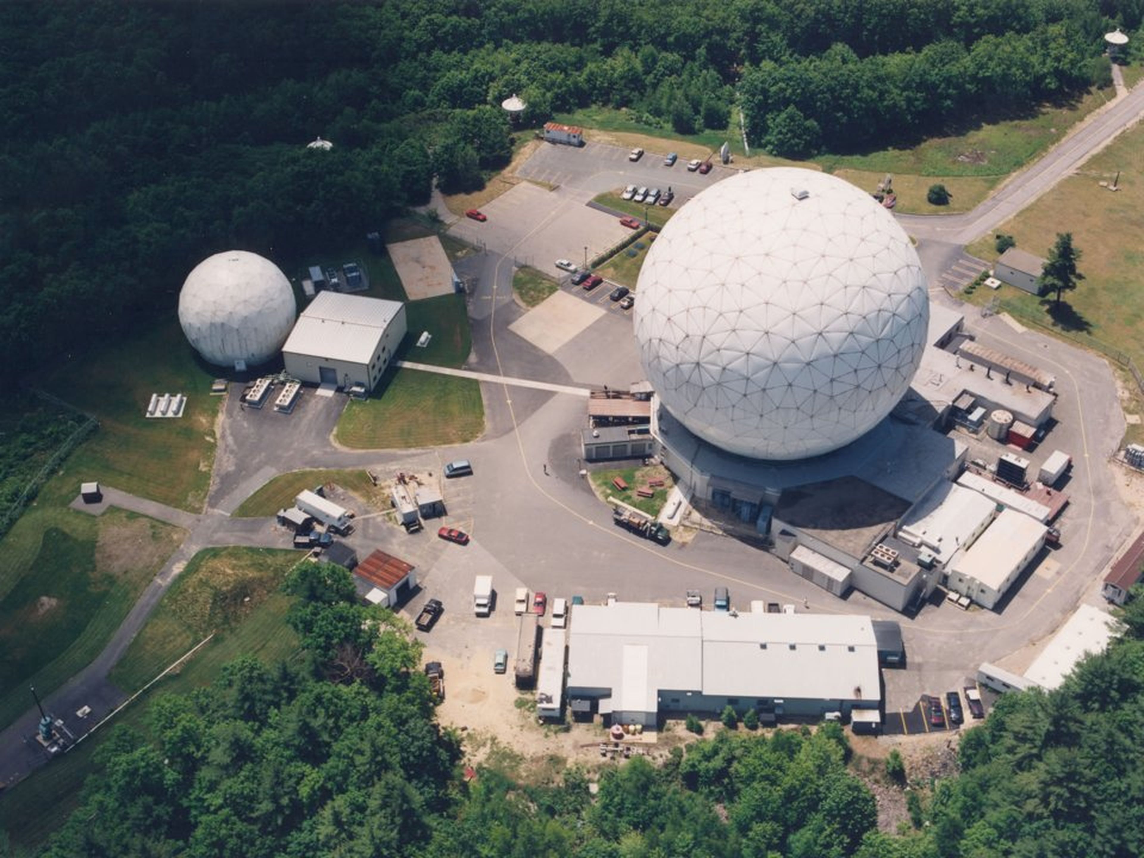 Los radares Haystack y HAX ubicados en Tyngsboro (Massachusetts) recogen 600 horas de datos de desechos orbitales al año y son una de las fuentes principales de la NASA.