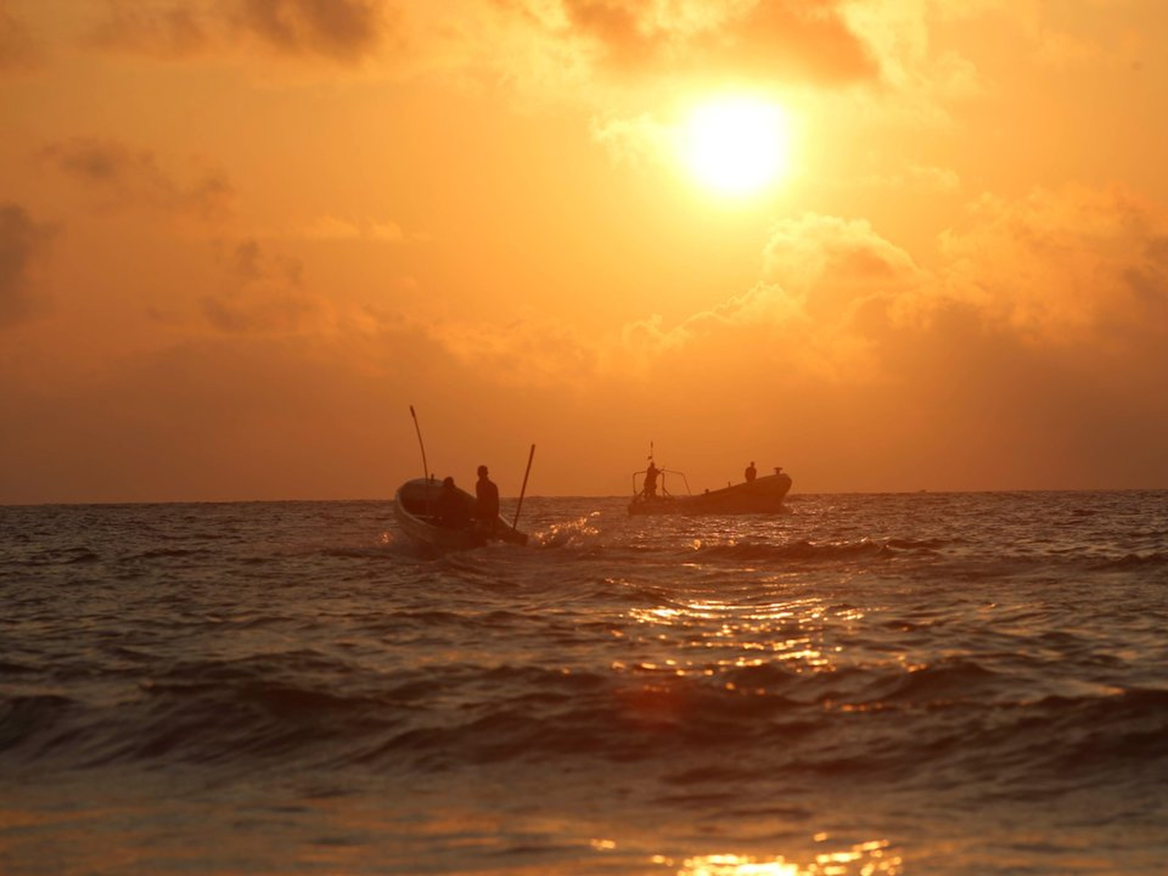 Pescadores somalíes navegan en la costa del Océano Índico en la playa de Liido, en Mogadiscio, Somalia.