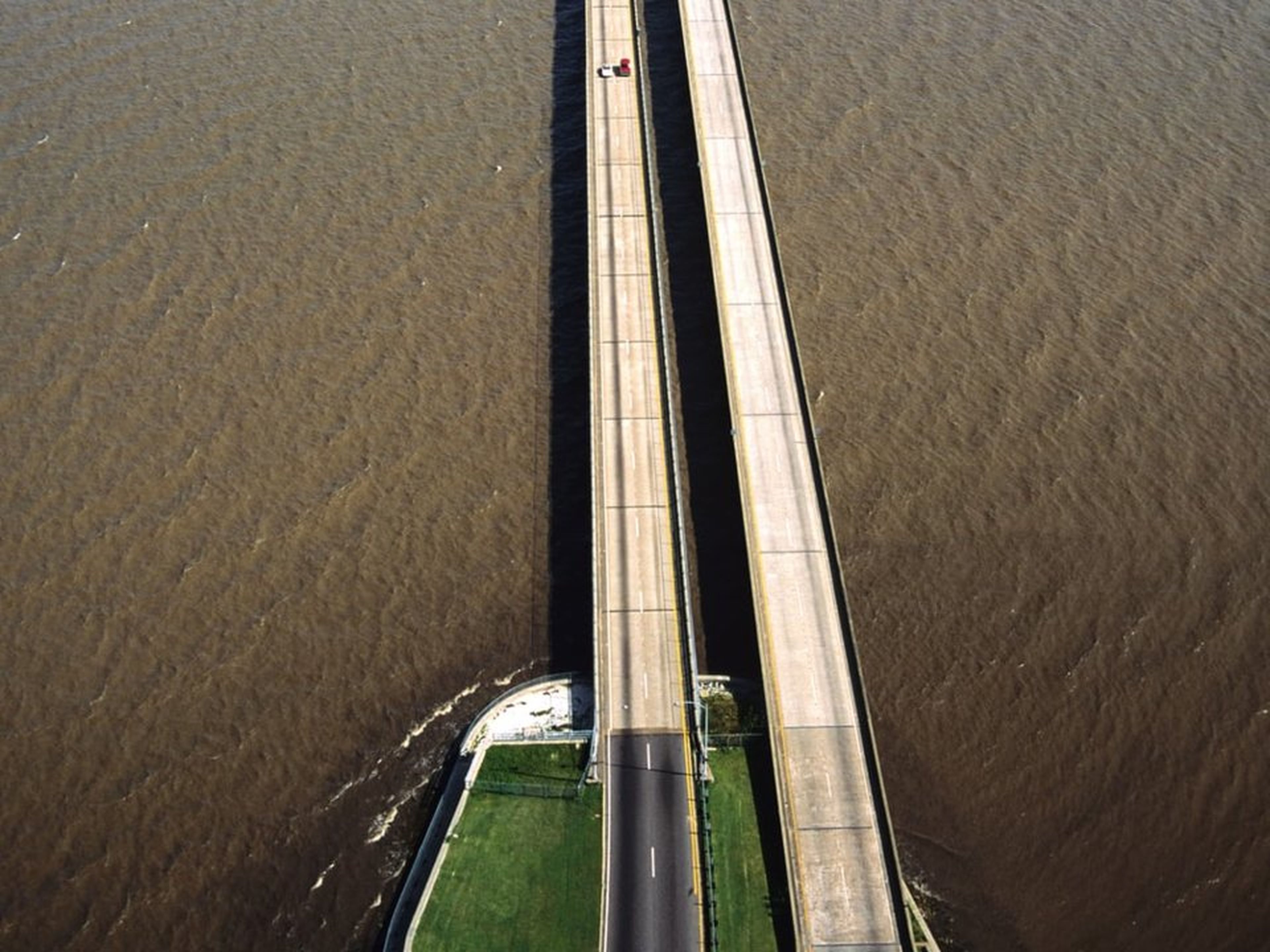 Puente de carretera sobre el lago Pontchartrain, en EE.UU.