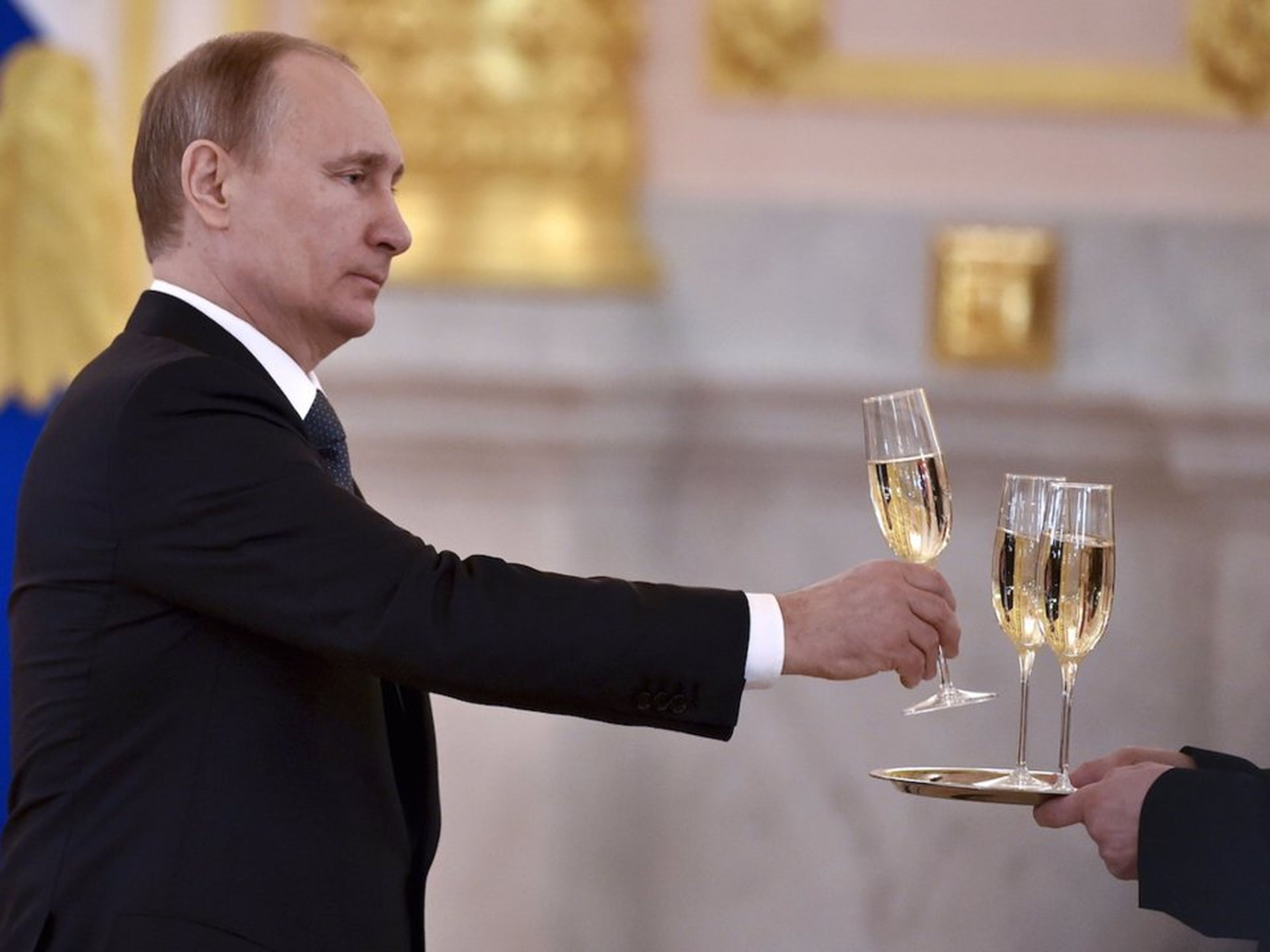 Putin coge una copa de champán