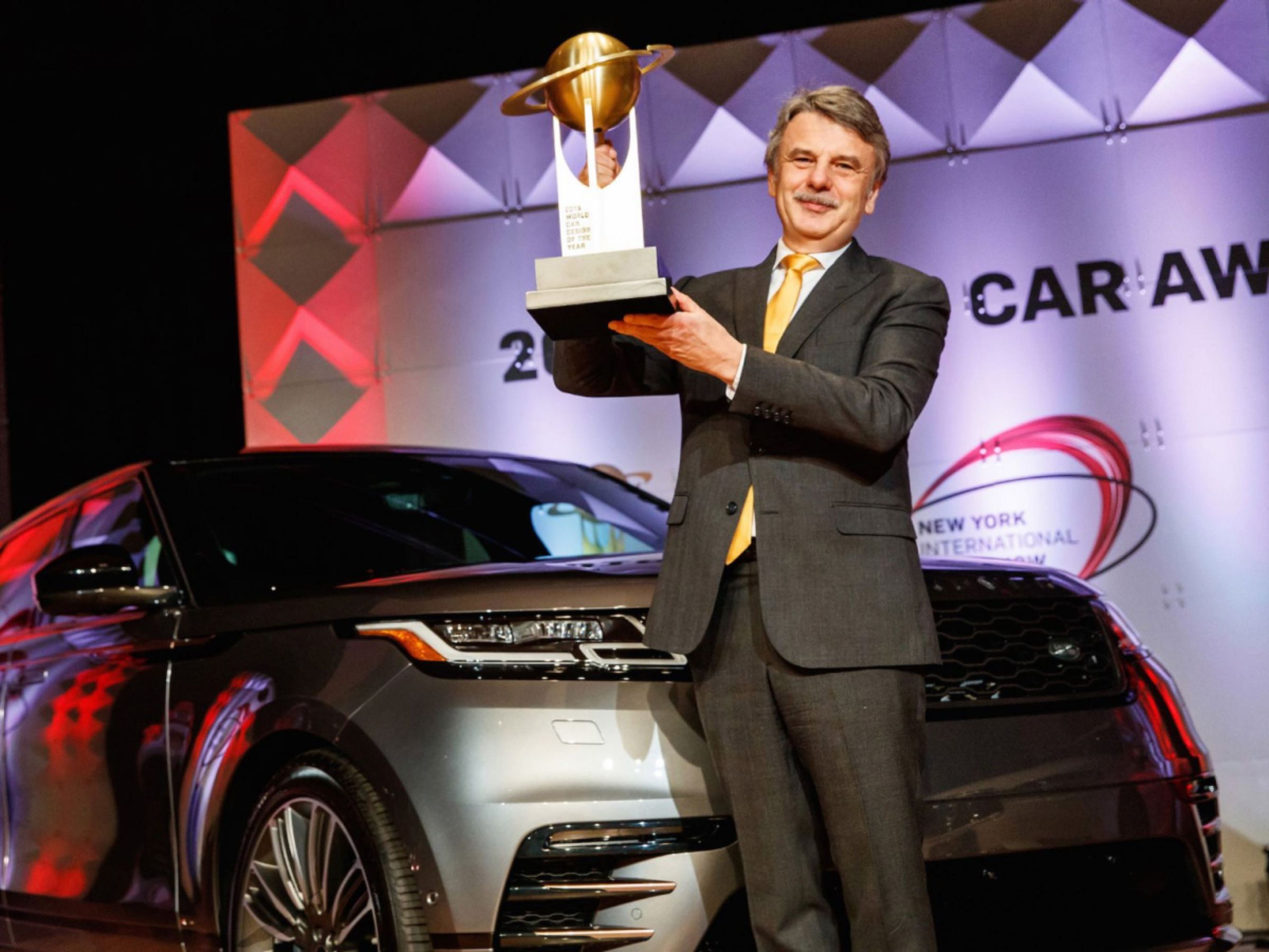 Ralf Speth CEO de Jaguar Land Rover durante el Salón de Nueva York con el Range Rover Velar.