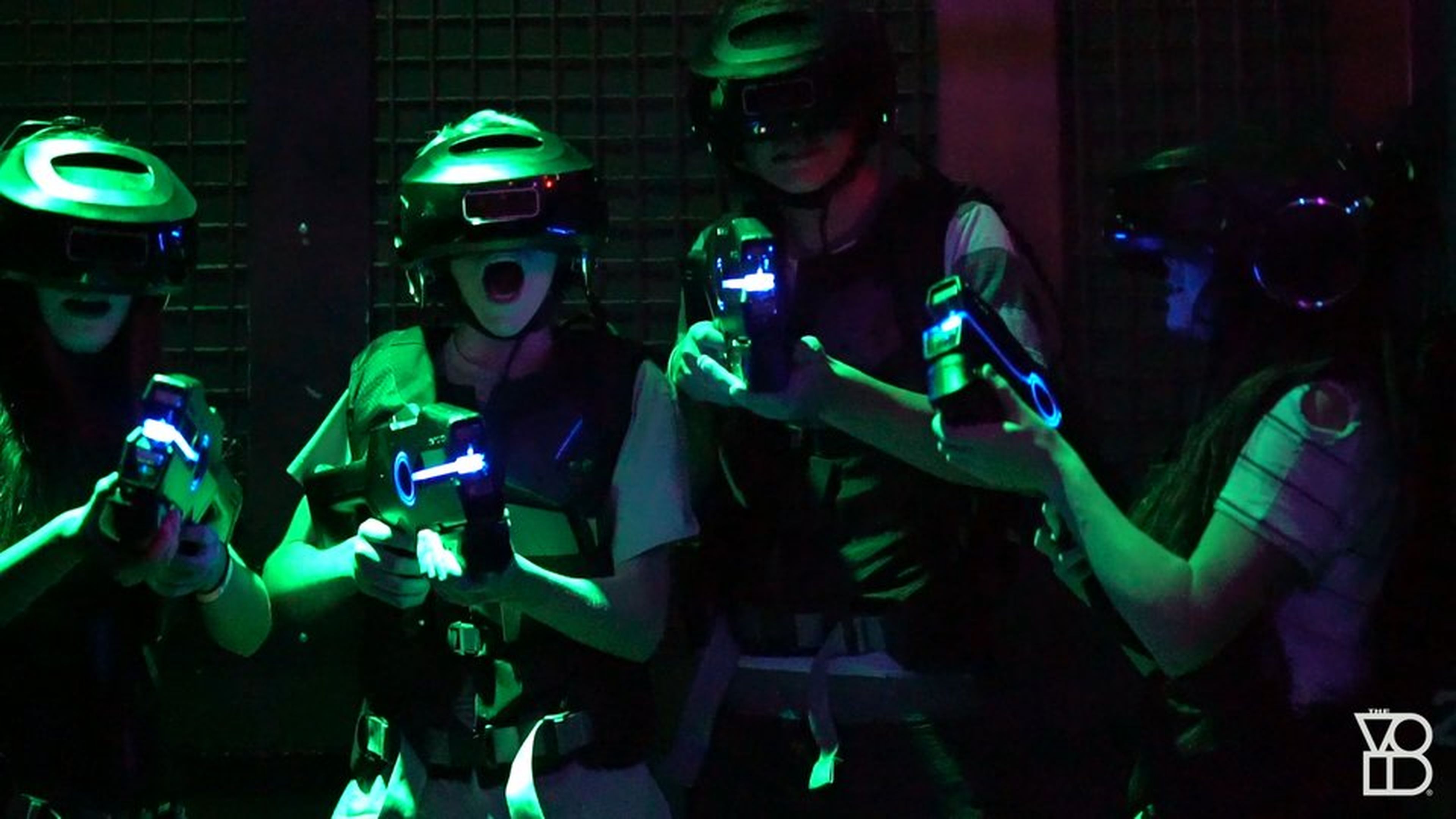 Invitados probando The Void, una aventura de inmersión en realidad virtual multijugador.