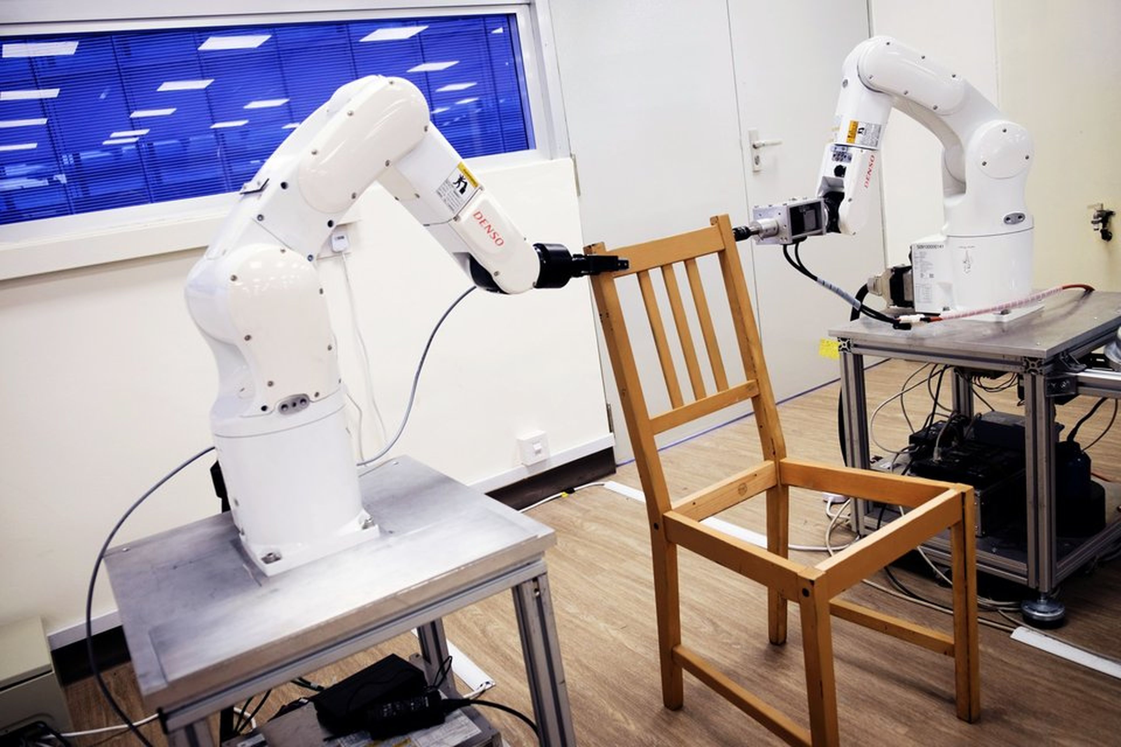 Los robots ensamblan una silla Ikea en Nanyang Technological University (NTU) en Singapur 17 de abril de 2018.