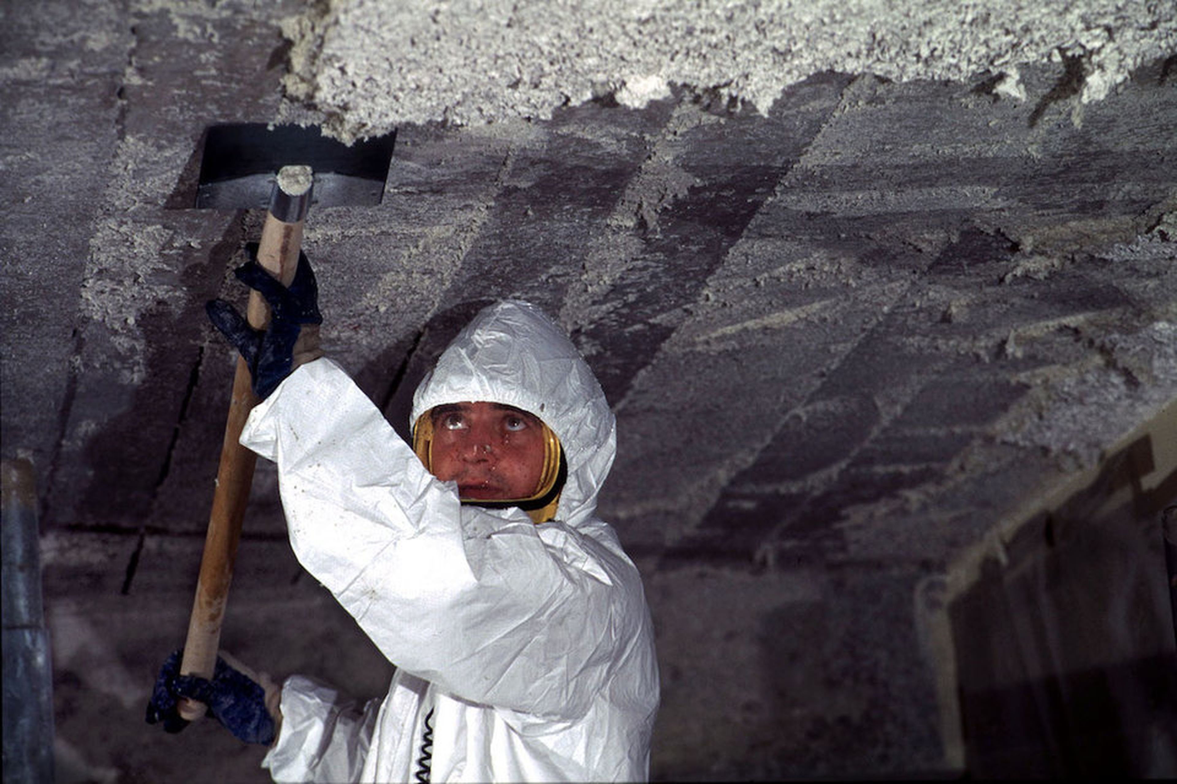 Un trabajador retira amianto de un techo de una escuela en Francia