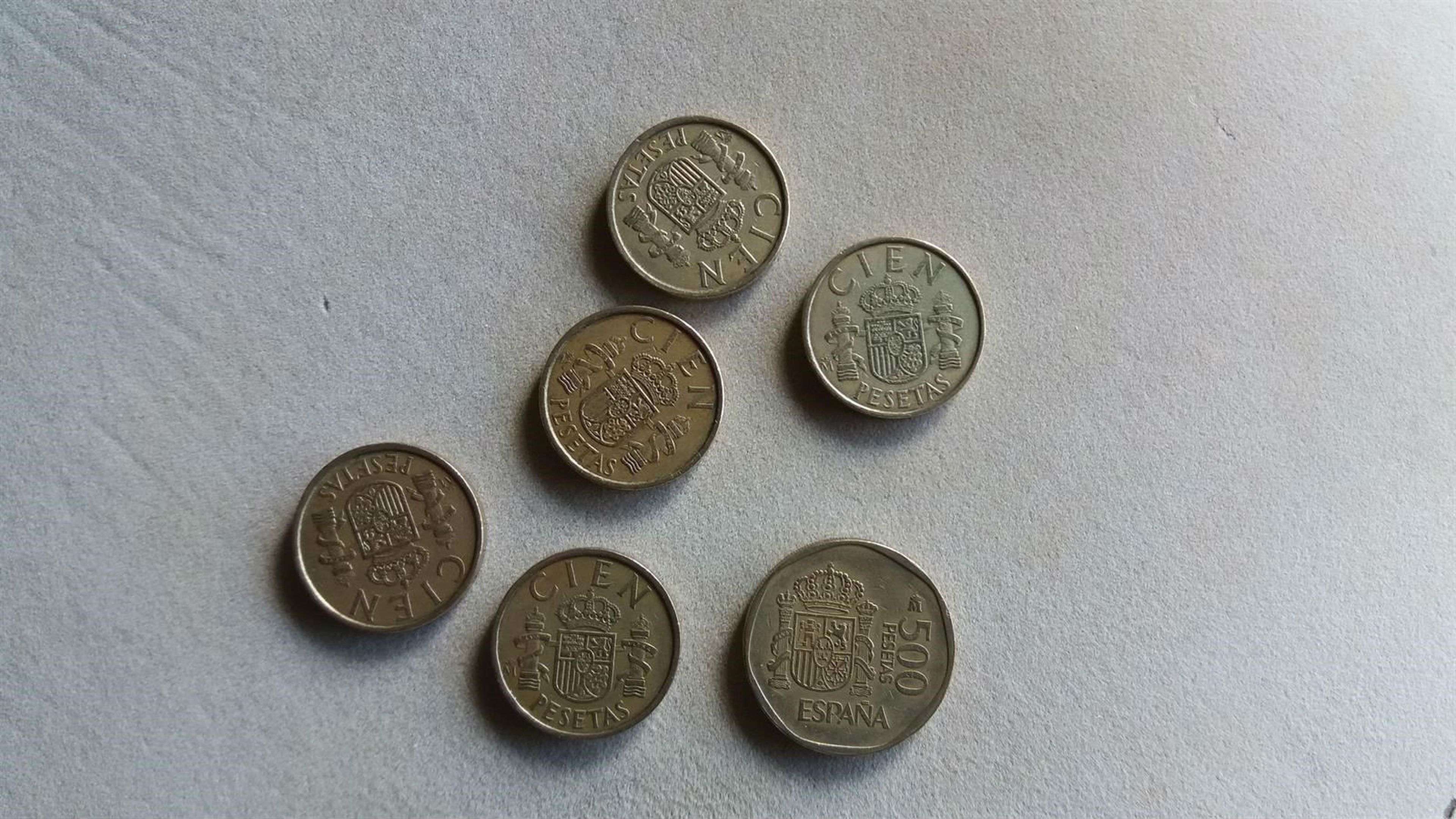 Varias monedas de 100 y 500 pesetas