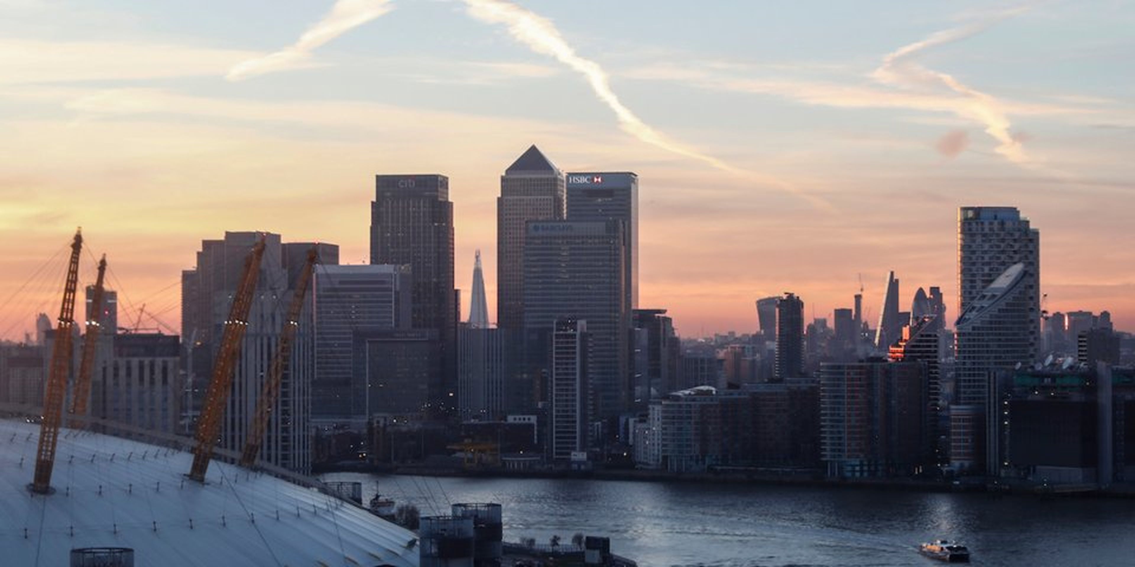 Canary Wharf se ve al atardecer en Londres, el 14 de diciembre de 2016.