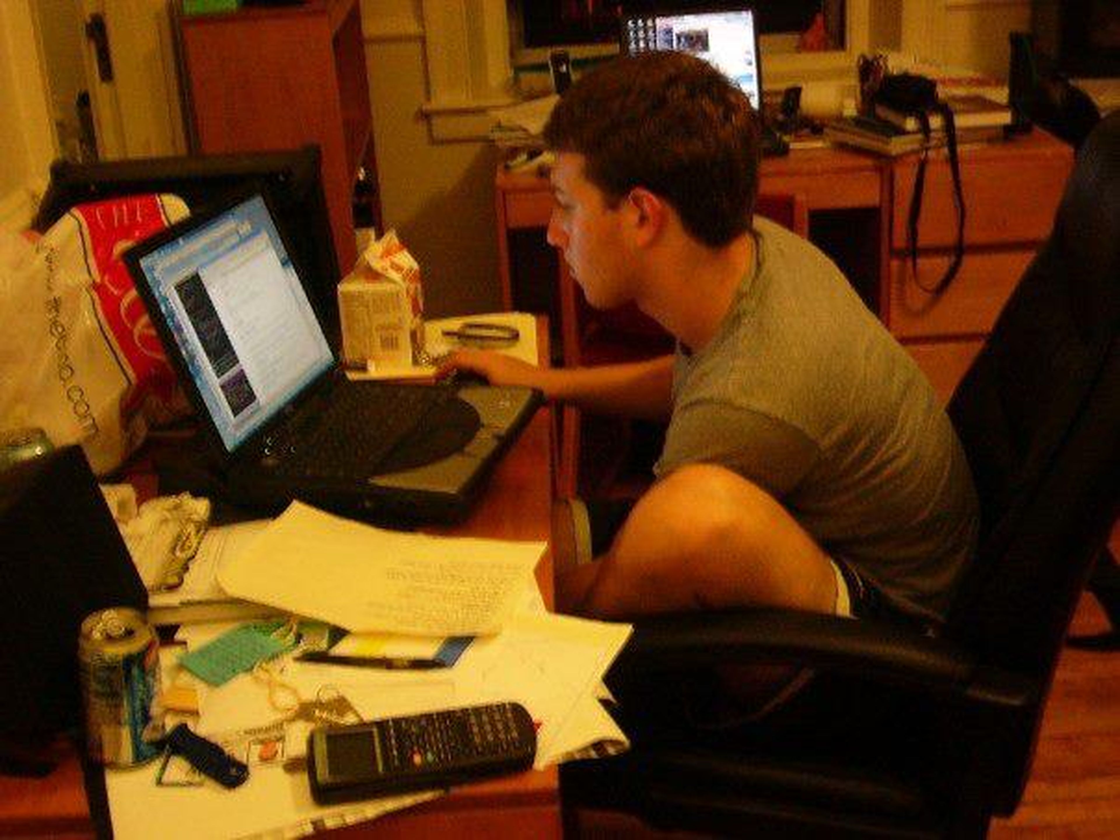 En 2003, Mark Zuckerberg, que por aquél entonces era un estudiante de segundo año en Harvard, creó un sitio web llamado Facemash.