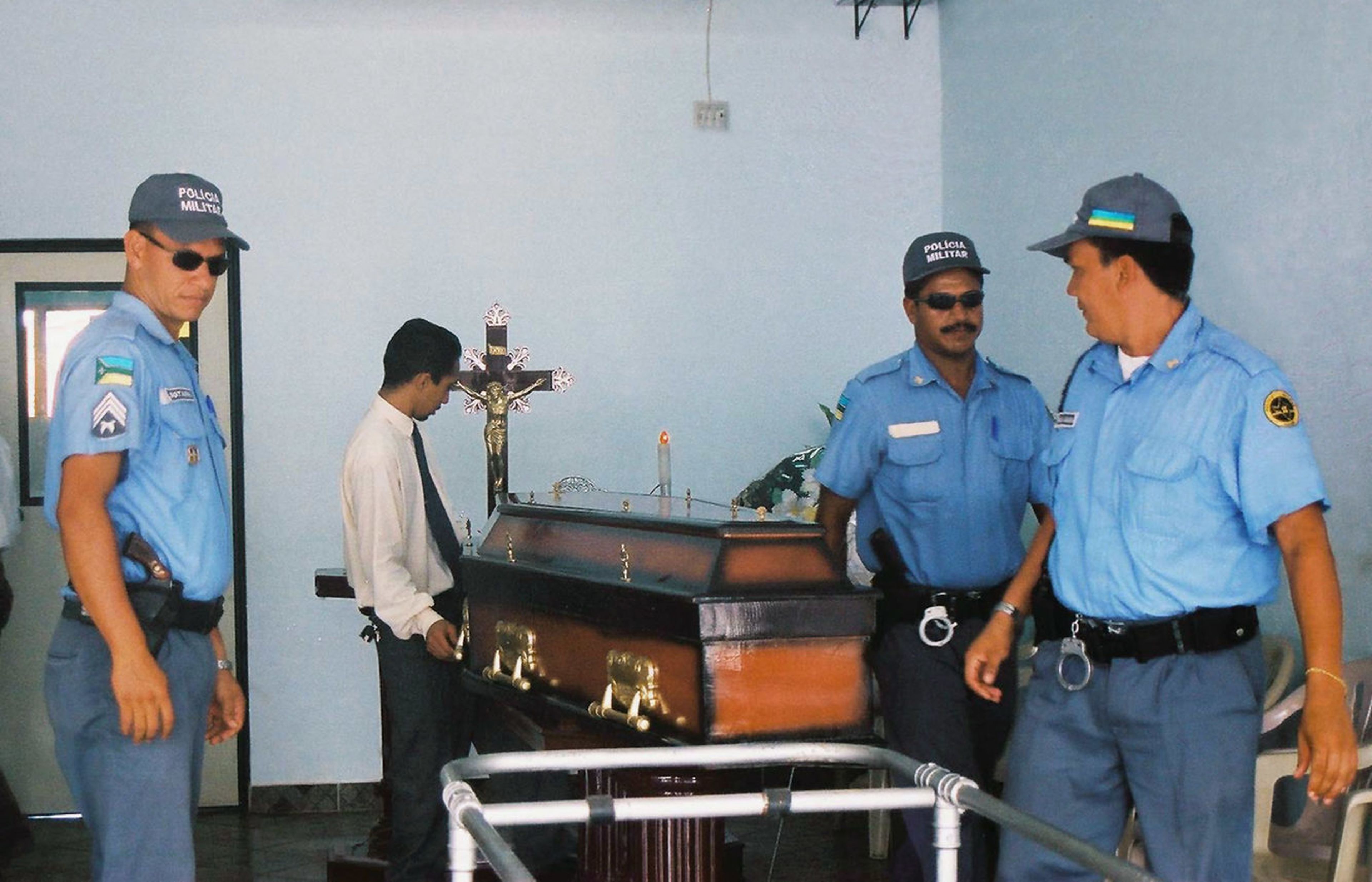 Agentes de seguridad alrededor del ataúd de la leyenda de la navegación Peter Blake antes de ser embarcados en un avión de la fuerza aérea brasileña en Macapa, el 9 de diciembre de 2001. Blake fue asesinado por piratas el 6 de diciembre de 2001.