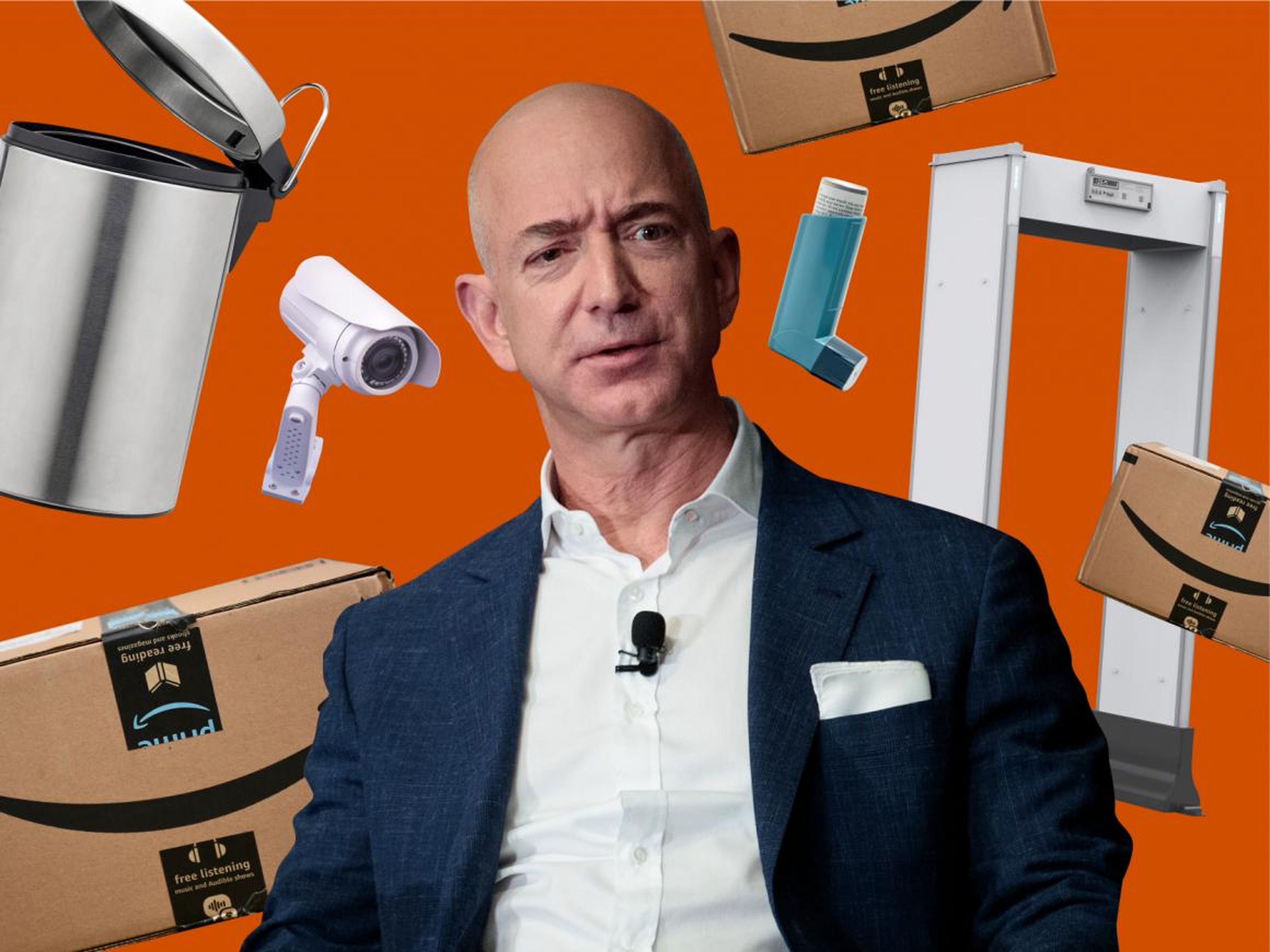 El CEO de Amazon, Jeff Bezos, entre algunos de los productos que se venden en la plataforma.