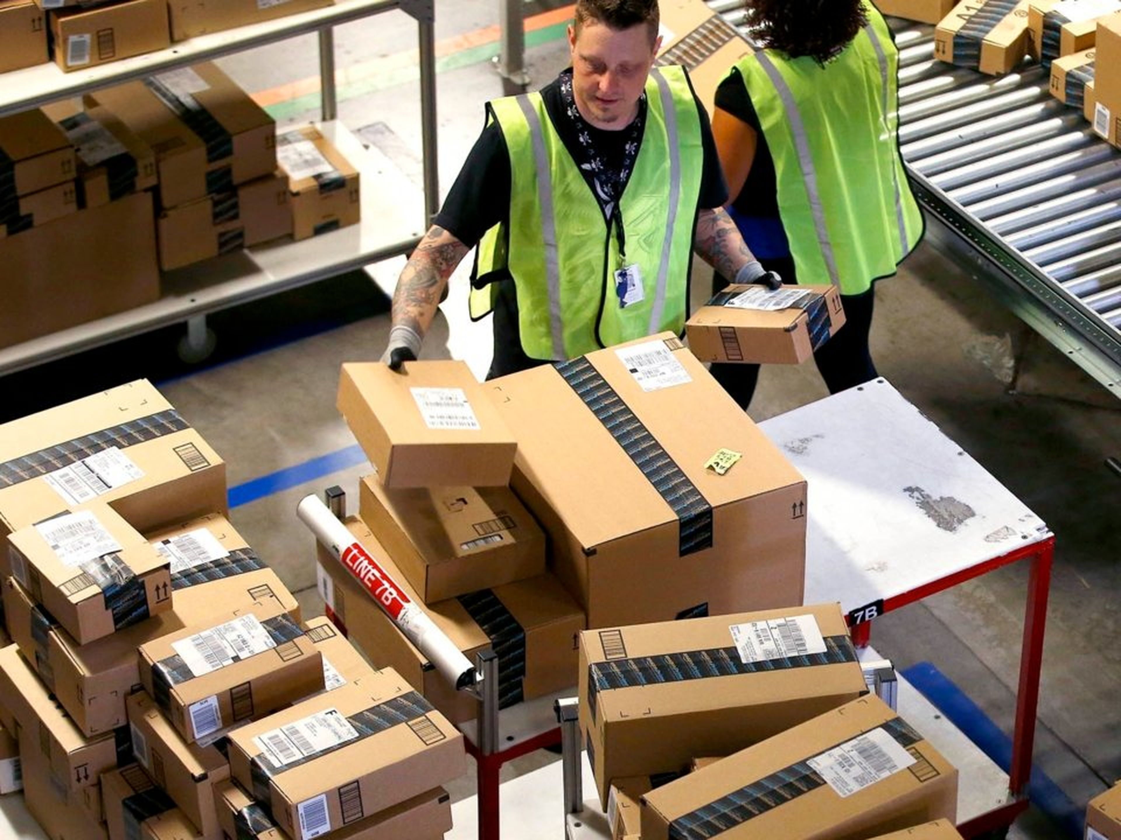 Amazon estaría castigando a sus clientes por devolver demasiados paquetes, desde el punto de vista de la compañía.